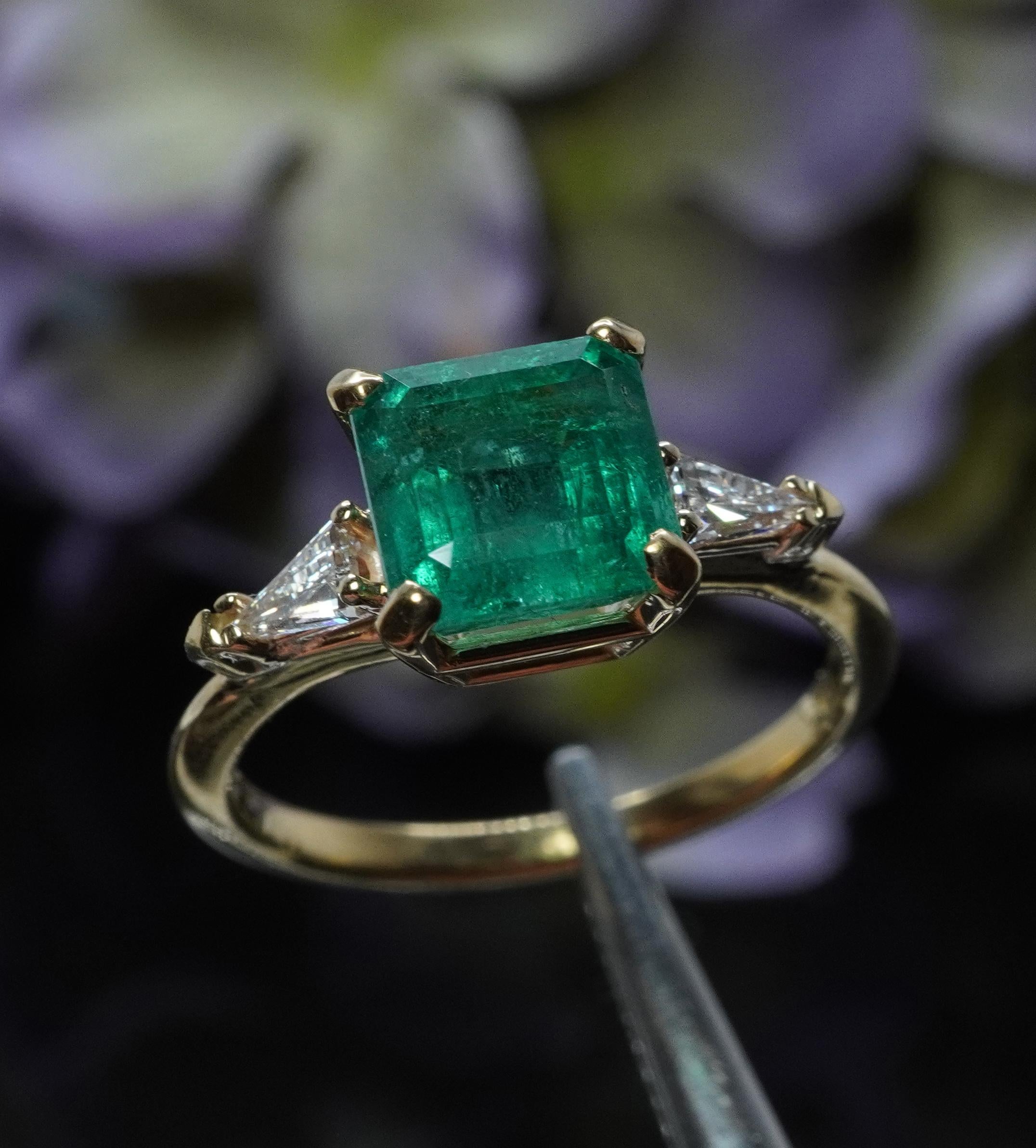 Vintage 1.86ct Smaragd Trilliant Diamant 3-Stein Statement Ring Estate (Moderne) im Angebot