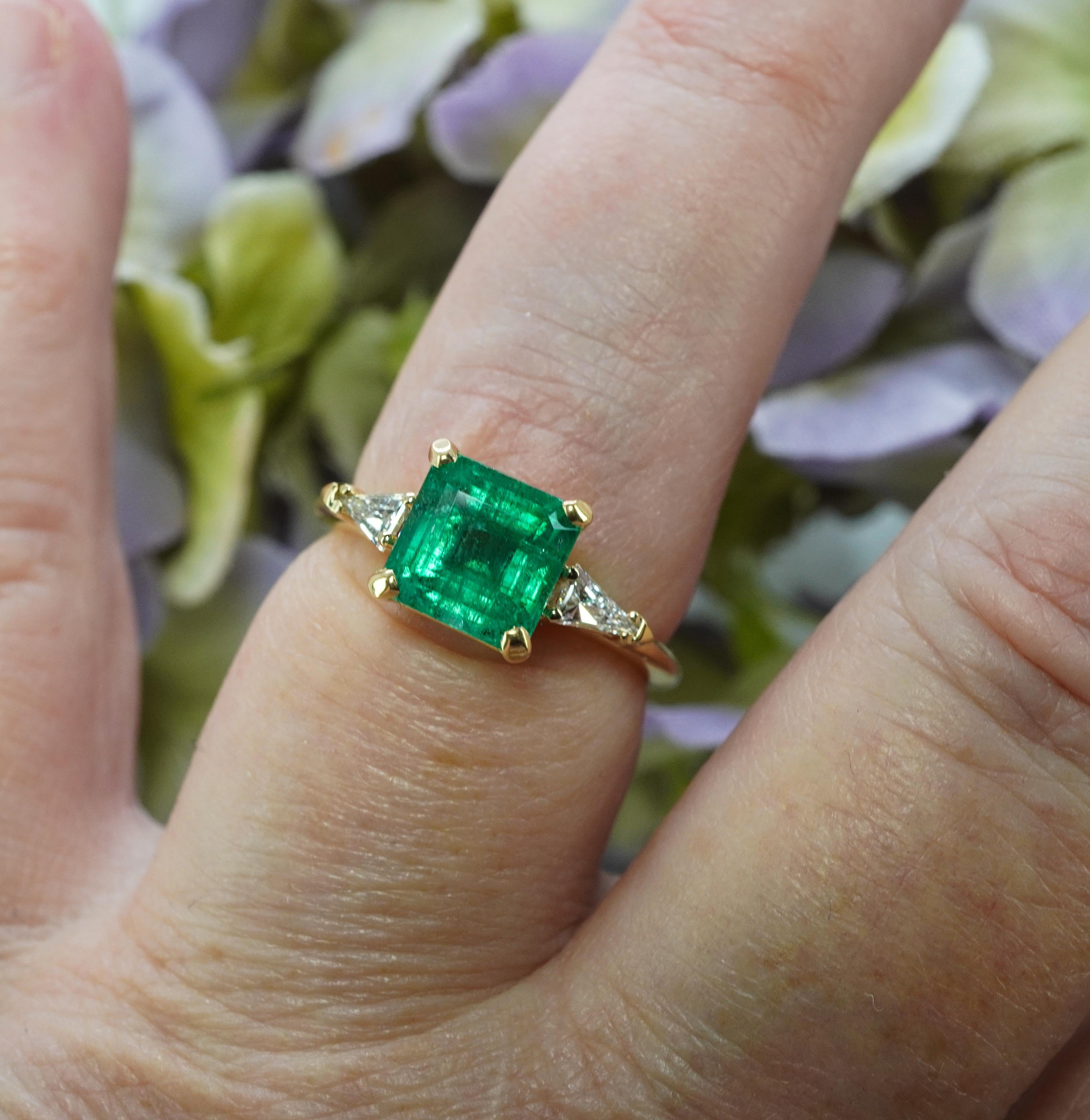 Vintage 1.86ct Smaragd Trilliant Diamant 3-Stein Statement Ring Estate (Smaragdschliff) im Angebot
