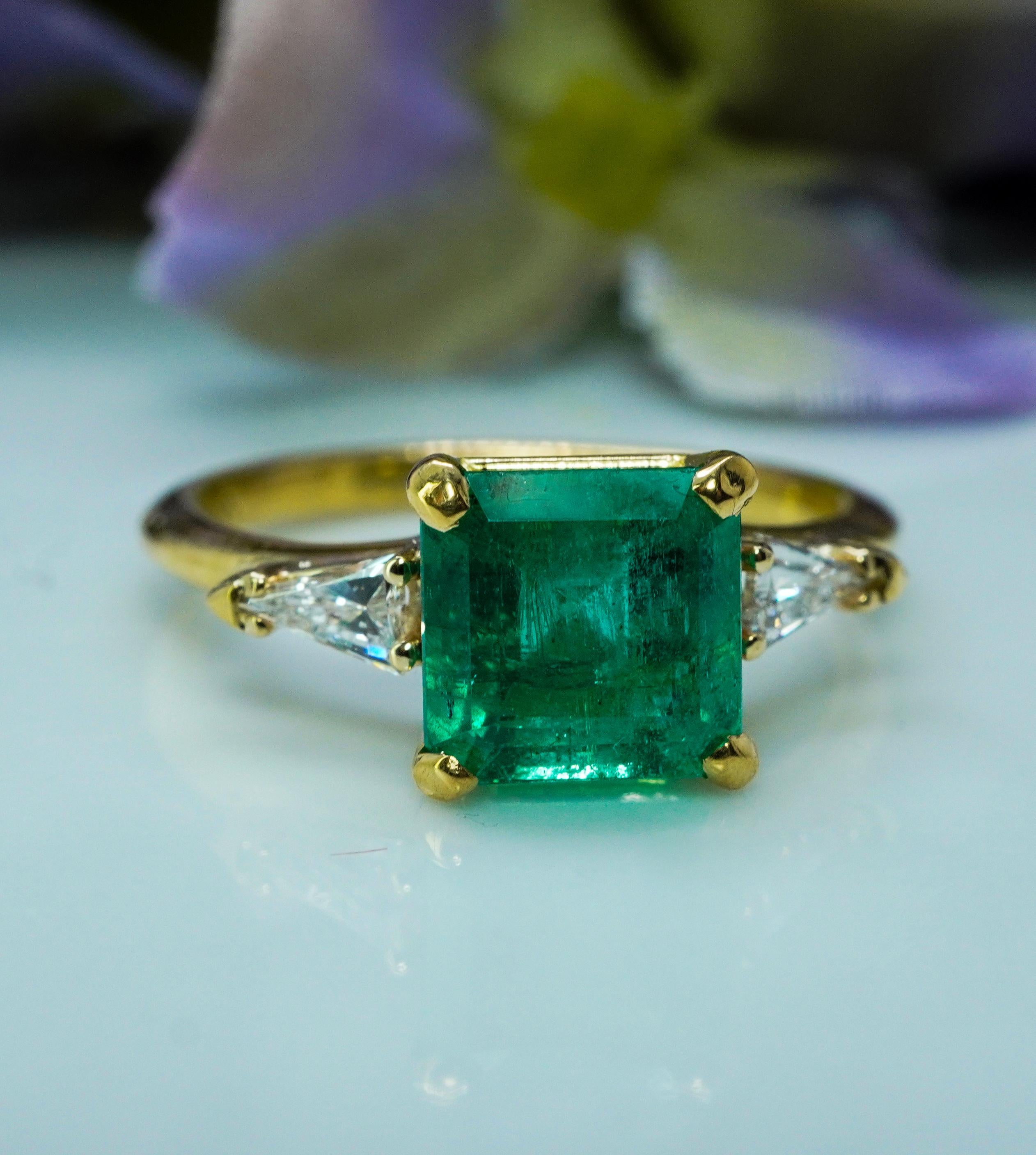 Vintage 1.86ct Smaragd Trilliant Diamant 3-Stein Statement Ring Estate im Zustand „Gut“ im Angebot in Brambleton, US