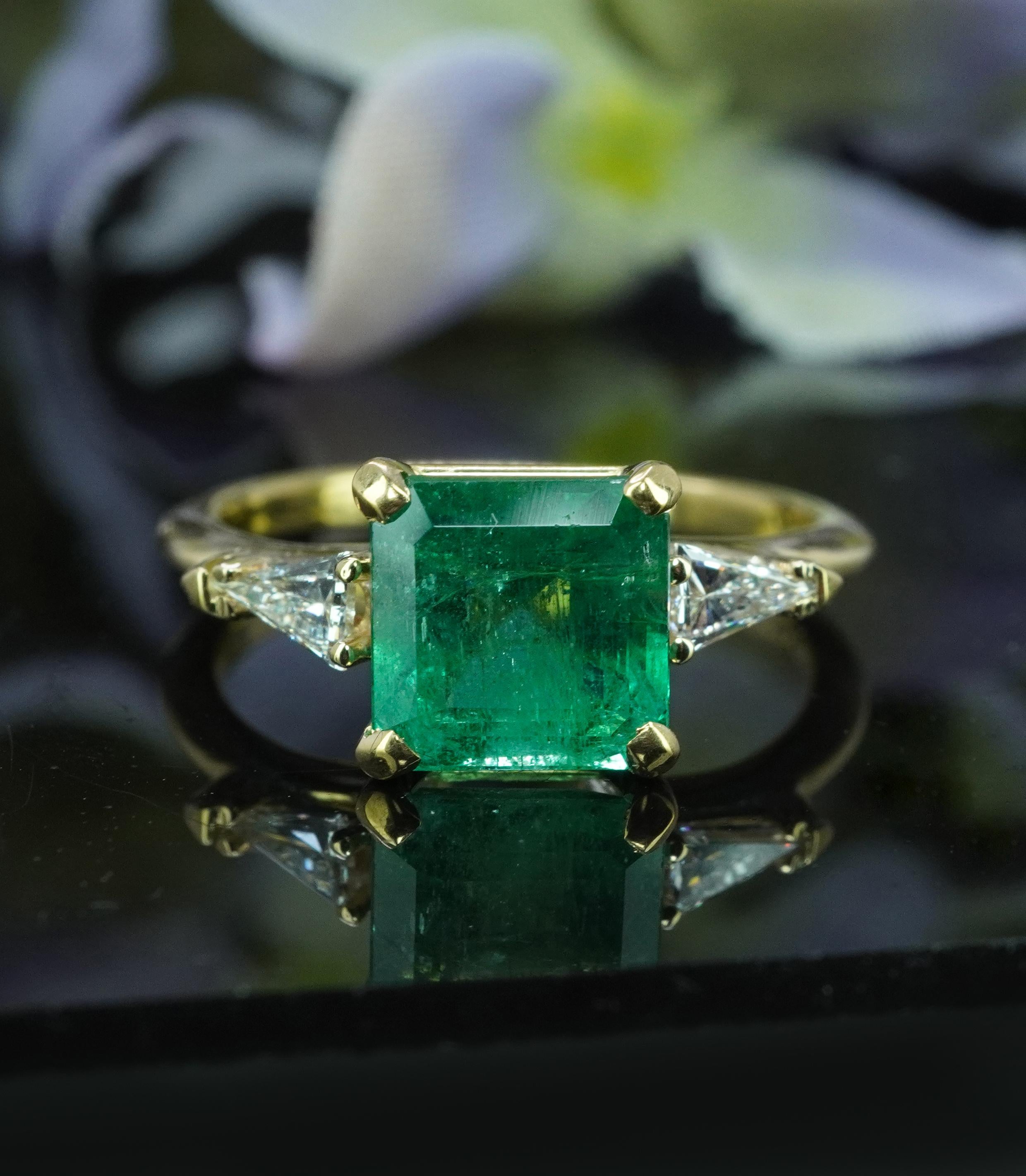 Vintage 1.86ct Smaragd Trilliant Diamant 3-Stein Statement Ring Estate im Angebot 2