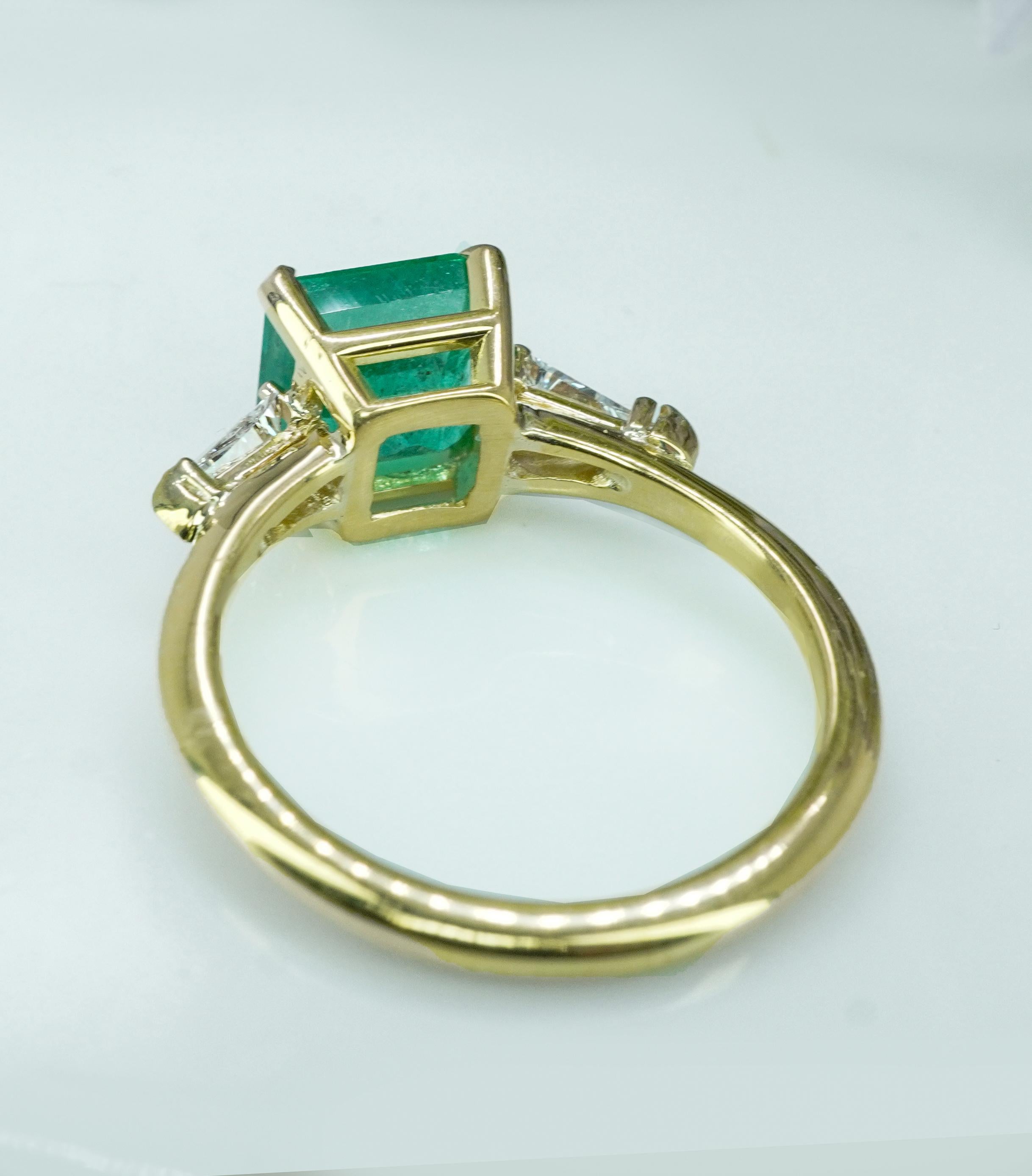 Vintage 1.86ct Smaragd Trilliant Diamant 3-Stein Statement Ring Estate im Angebot 3