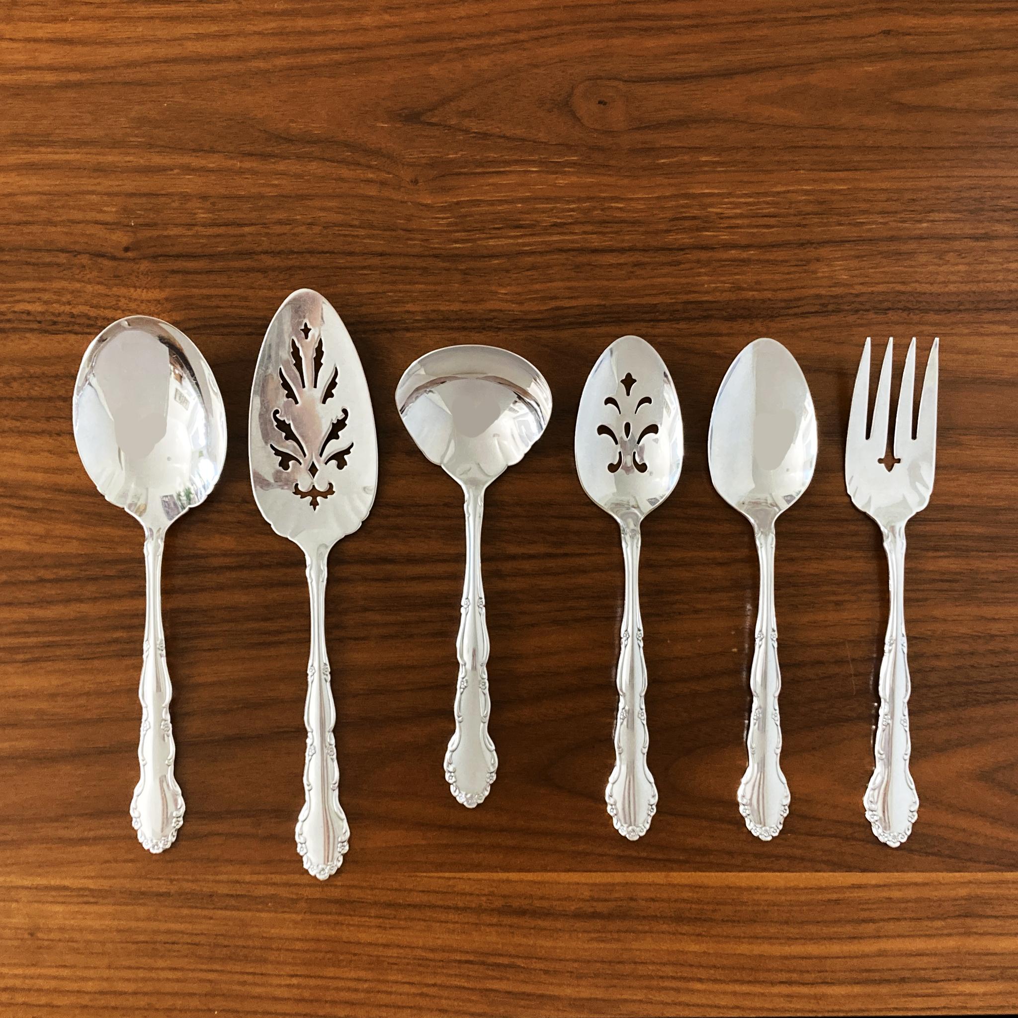Vintage 1881 Rogers Flirtation Silverplate Flatware, Oneida, 1959, 60 Pieces In Good Condition For Sale In New York, NY