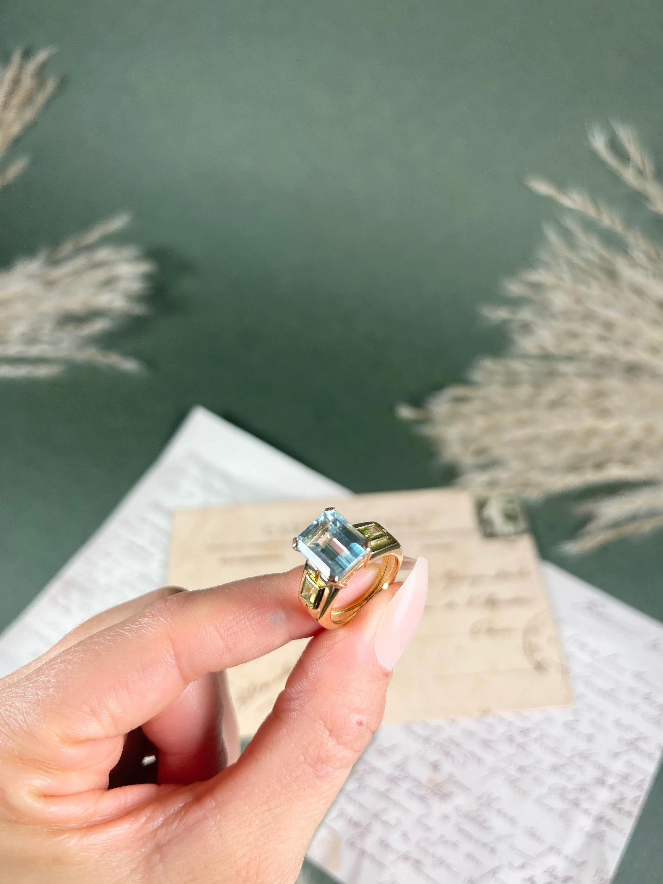 Taglio smeraldo Vintage By 18ct  Anello da cocktail con acquamarina e peridoto del 1960 in vendita