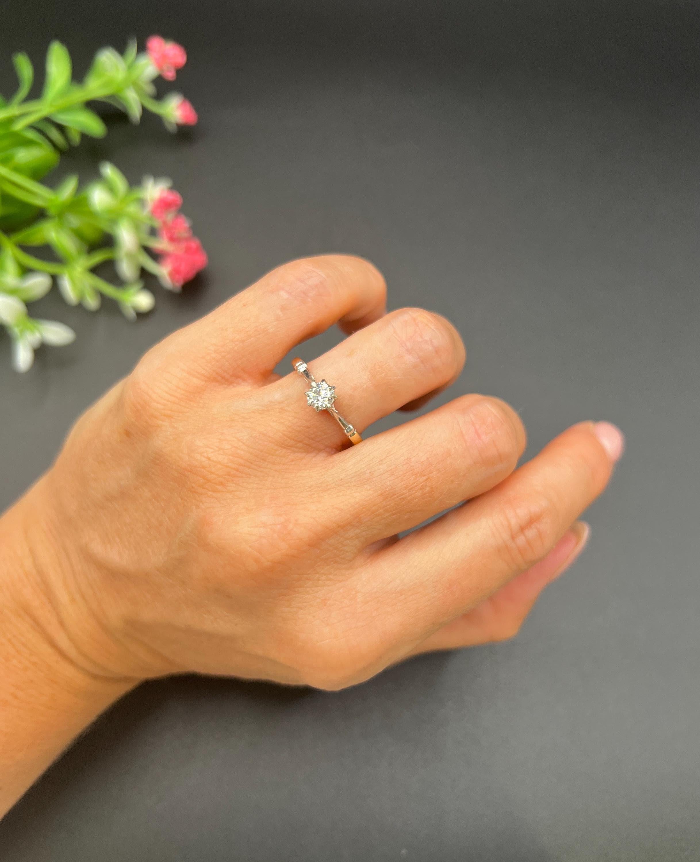 Vintage 18ct Gold, 1940s 0.40 Carat Diamond Single Stone Engagement Ring In Good Condition For Sale In Brighton, GB