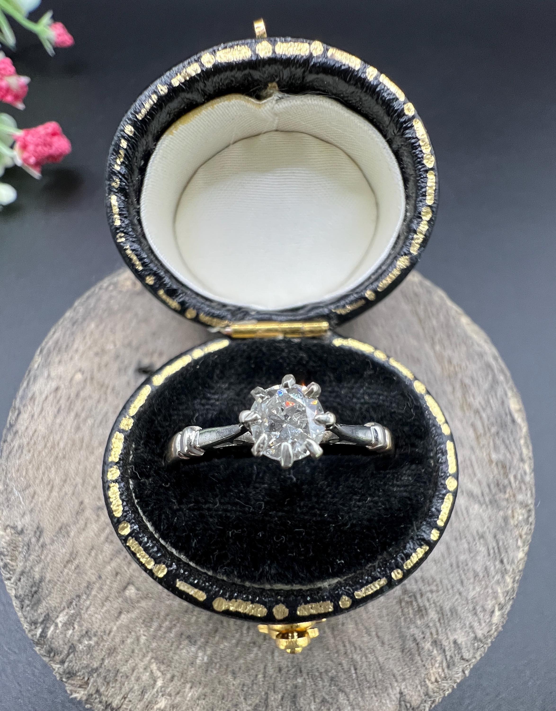 Women's or Men's Vintage 18ct Gold, 1940s 0.40 Carat Diamond Single Stone Engagement Ring For Sale