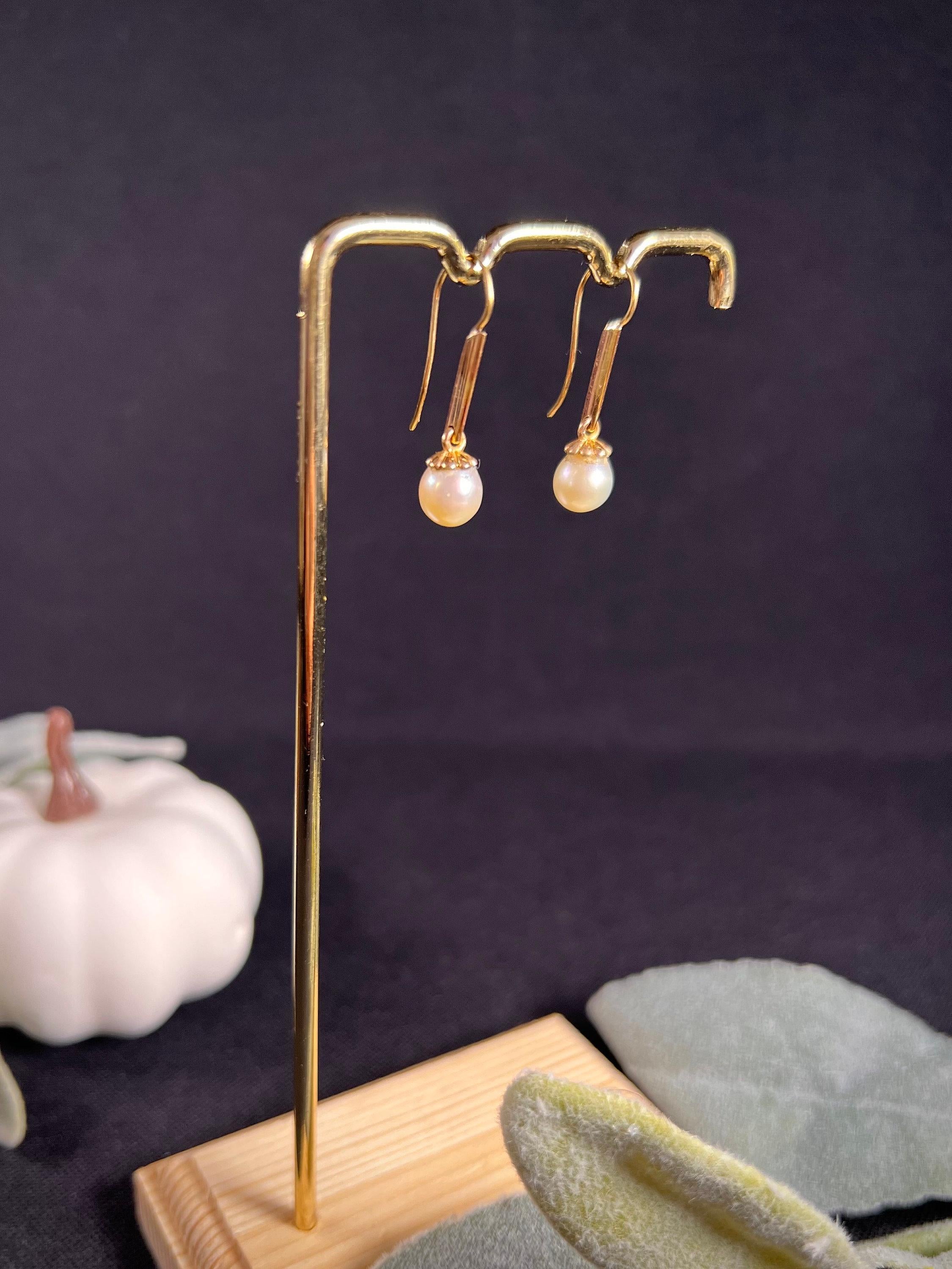 Vintage 18ct Gold 1940s Pearl Drop Earrings In Good Condition For Sale In Brighton, GB