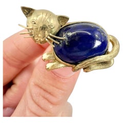 Spilla per gatto in lapislazzuli cabochon, oro 18 ct, 1960, Vintage By