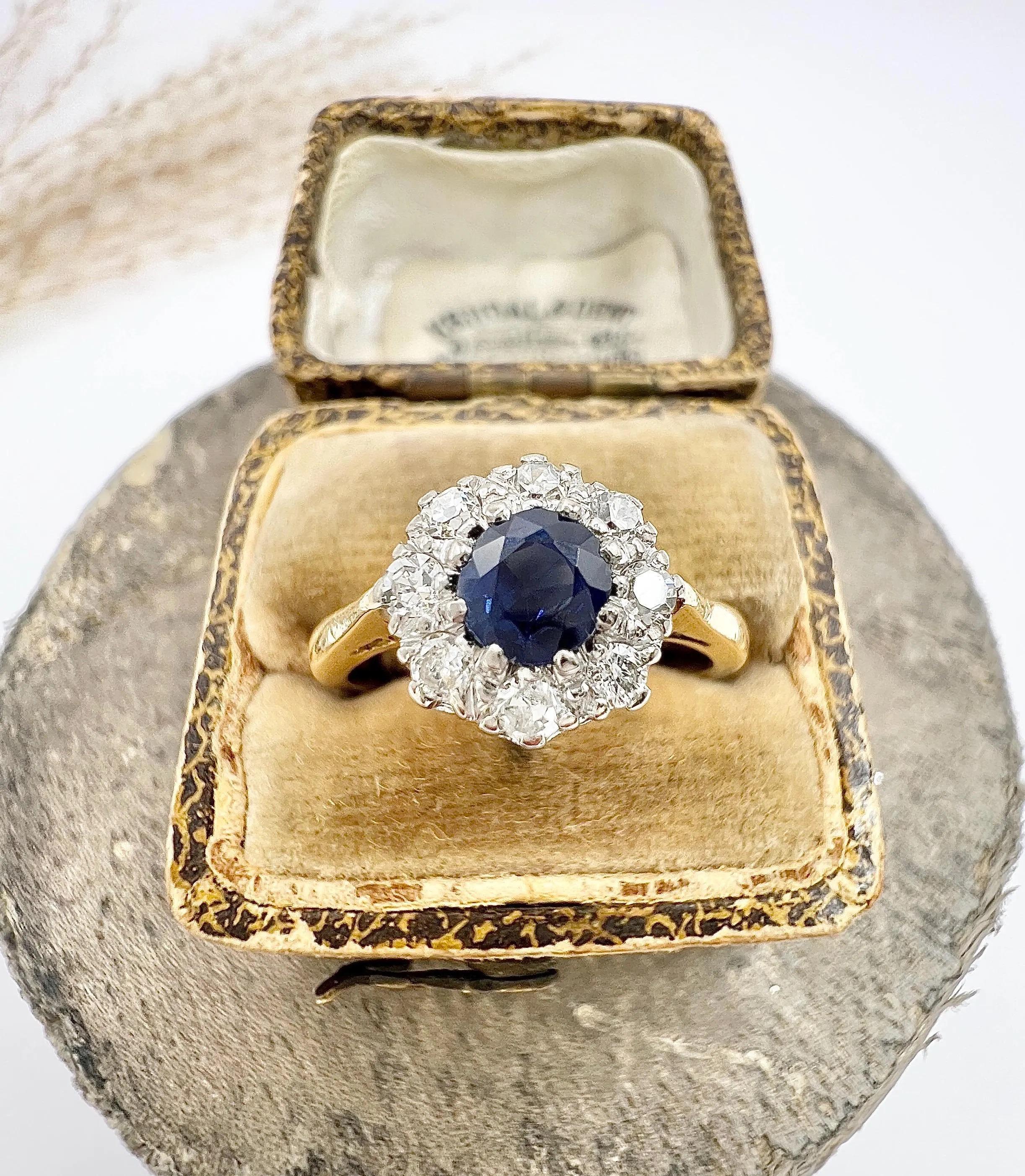 Vintage 18ct Gold, 1960s Sapphire & Diamond Cluster Ring For Sale 4