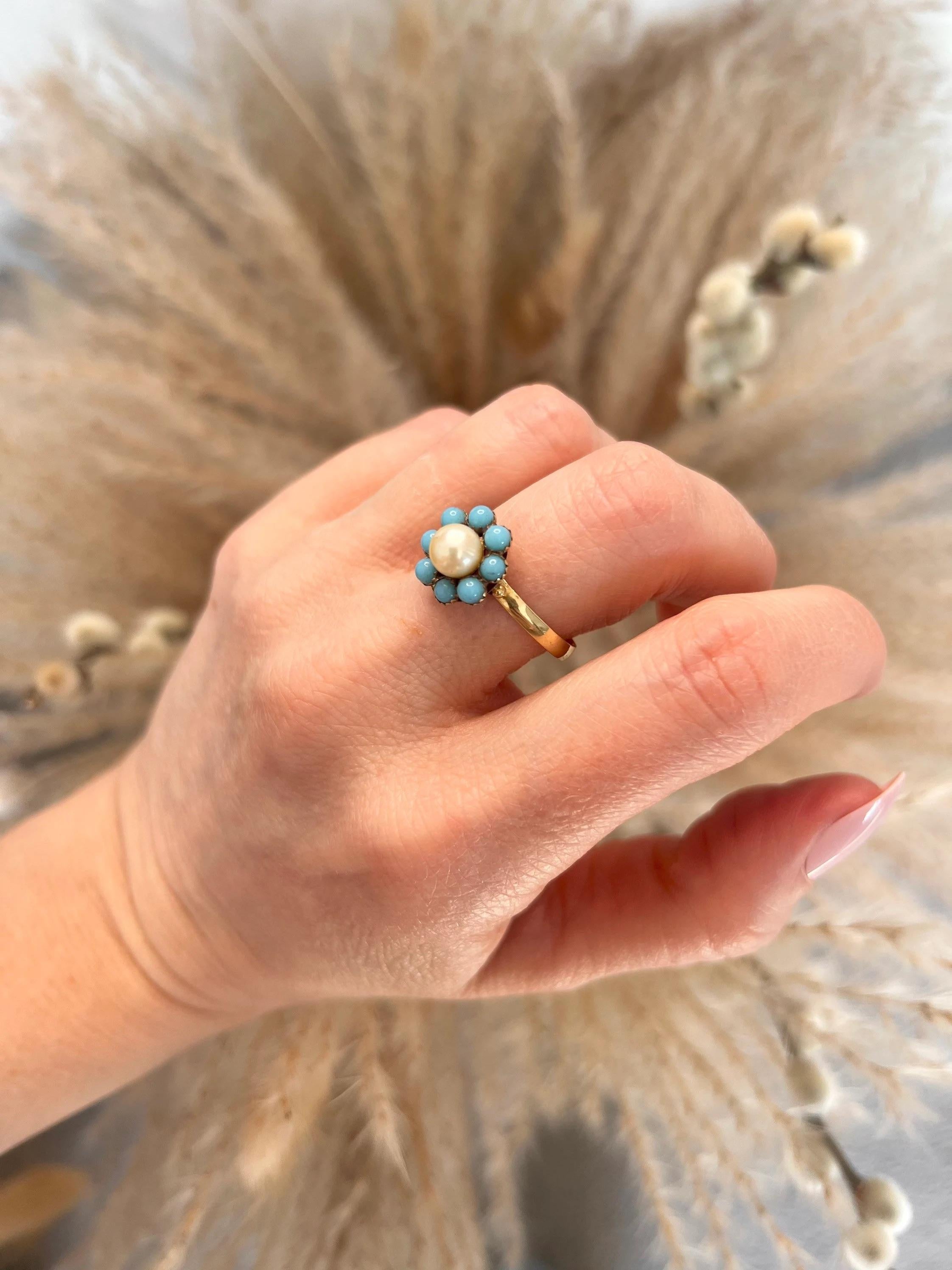 Vintage 18ct Gold 1960’s Turquoise & Pearl Daisy Ring In Good Condition For Sale In Brighton, GB