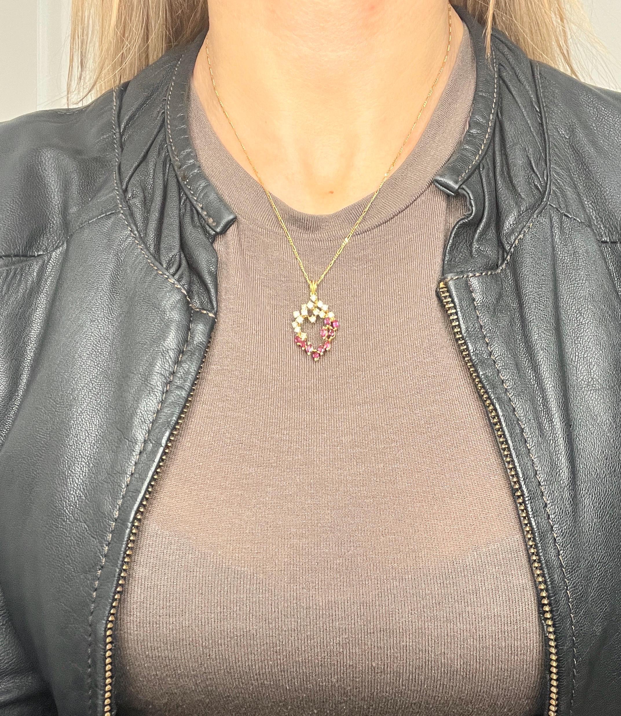 Ciondolo in oro 18 ct 1980 con rubino marquise e diamanti con catena Figaro in vendita 5