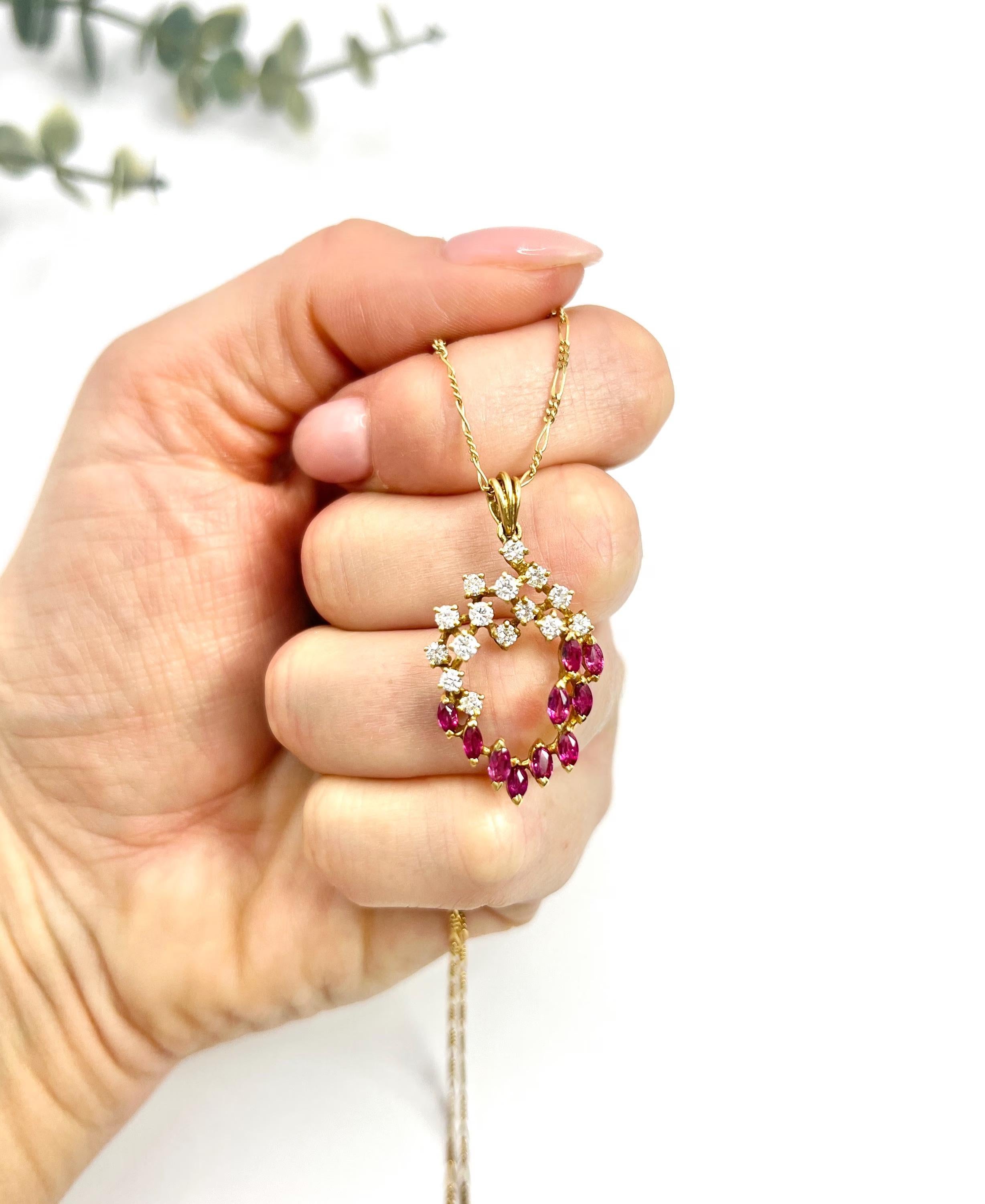Taglio marquise Ciondolo in oro 18 ct 1980 con rubino marquise e diamanti con catena Figaro in vendita