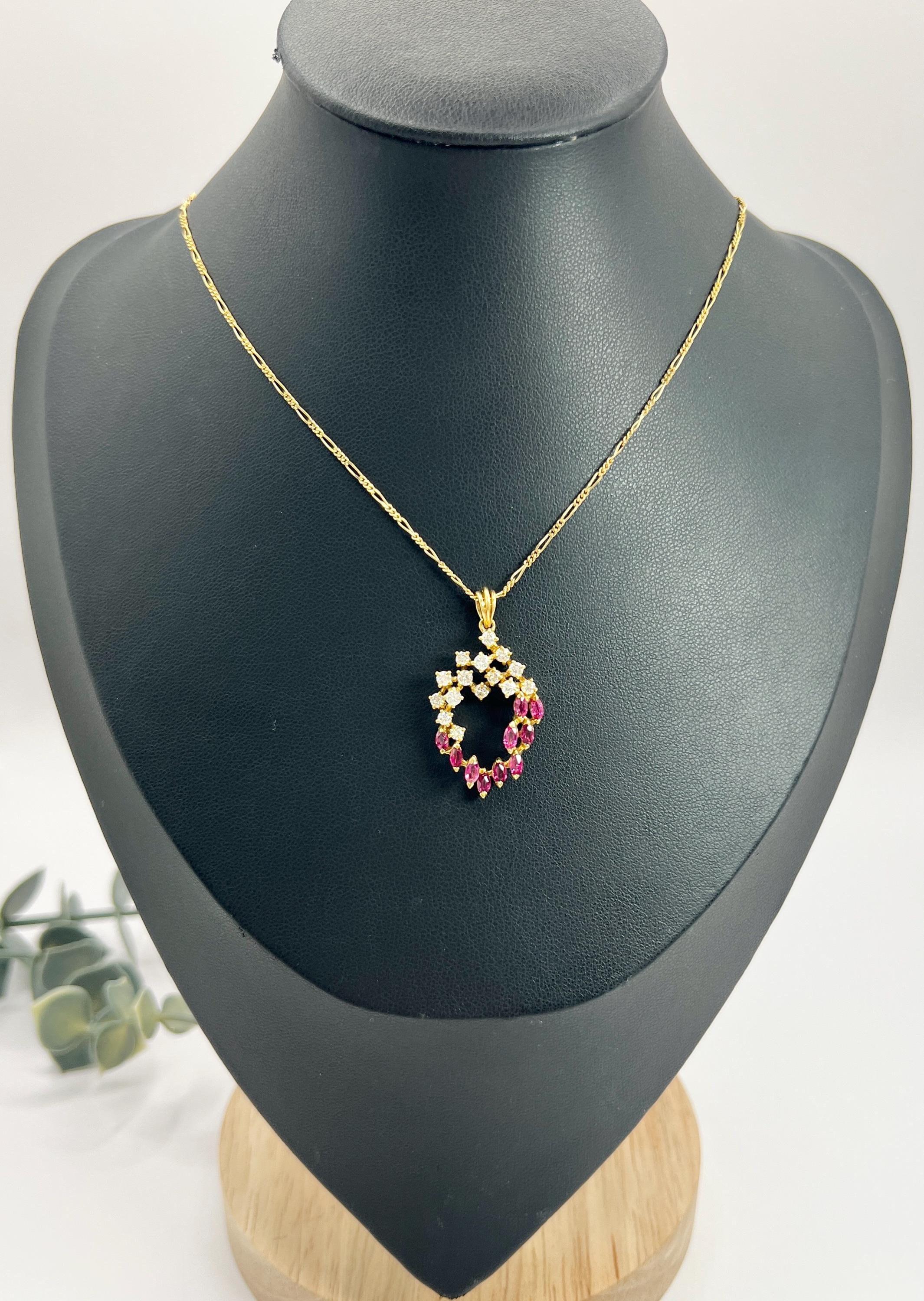 Ciondolo in oro 18 ct 1980 con rubino marquise e diamanti con catena Figaro In condizioni buone in vendita a Brighton, GB