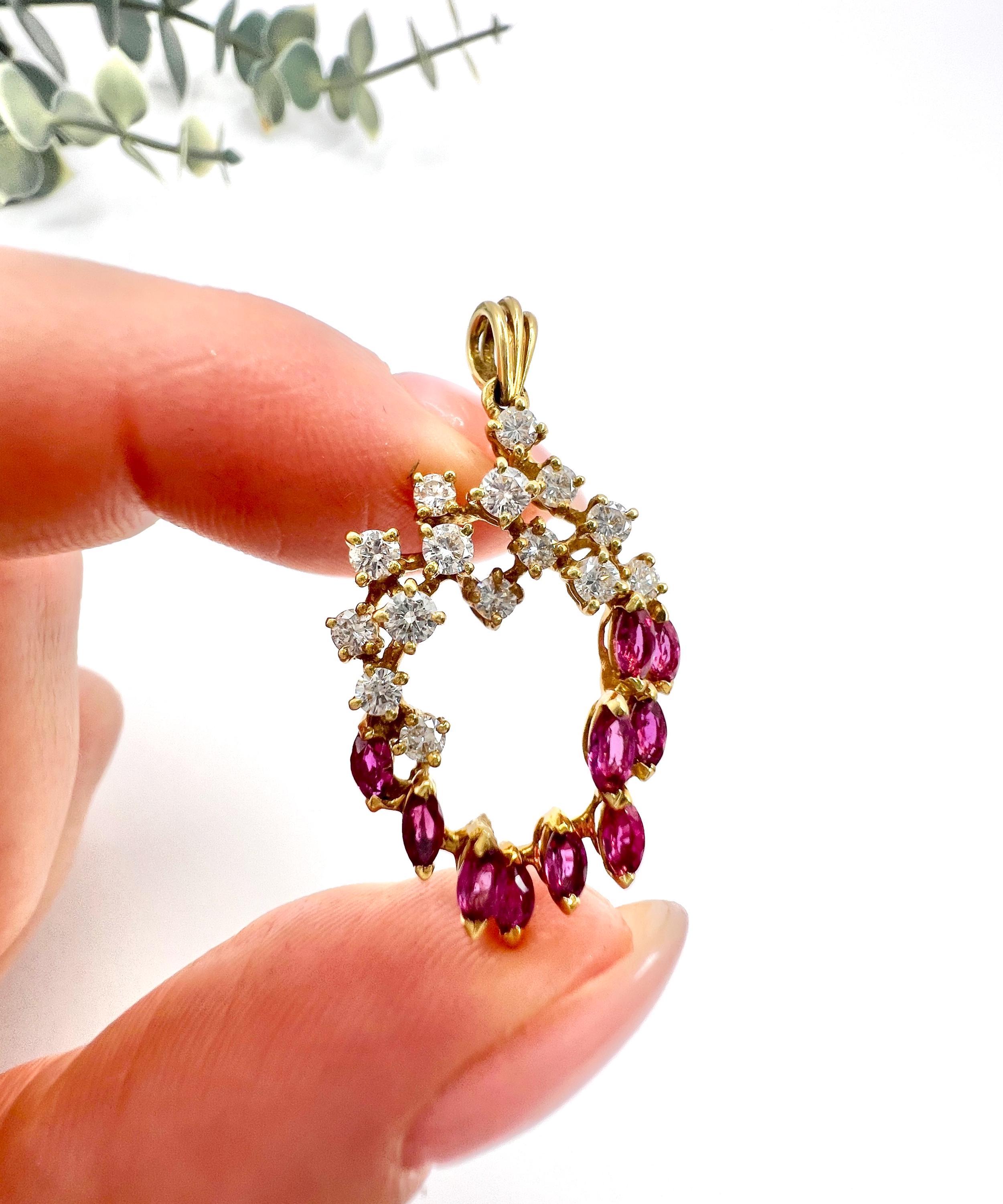 Ciondolo in oro 18 ct 1980 con rubino marquise e diamanti con catena Figaro in vendita 1