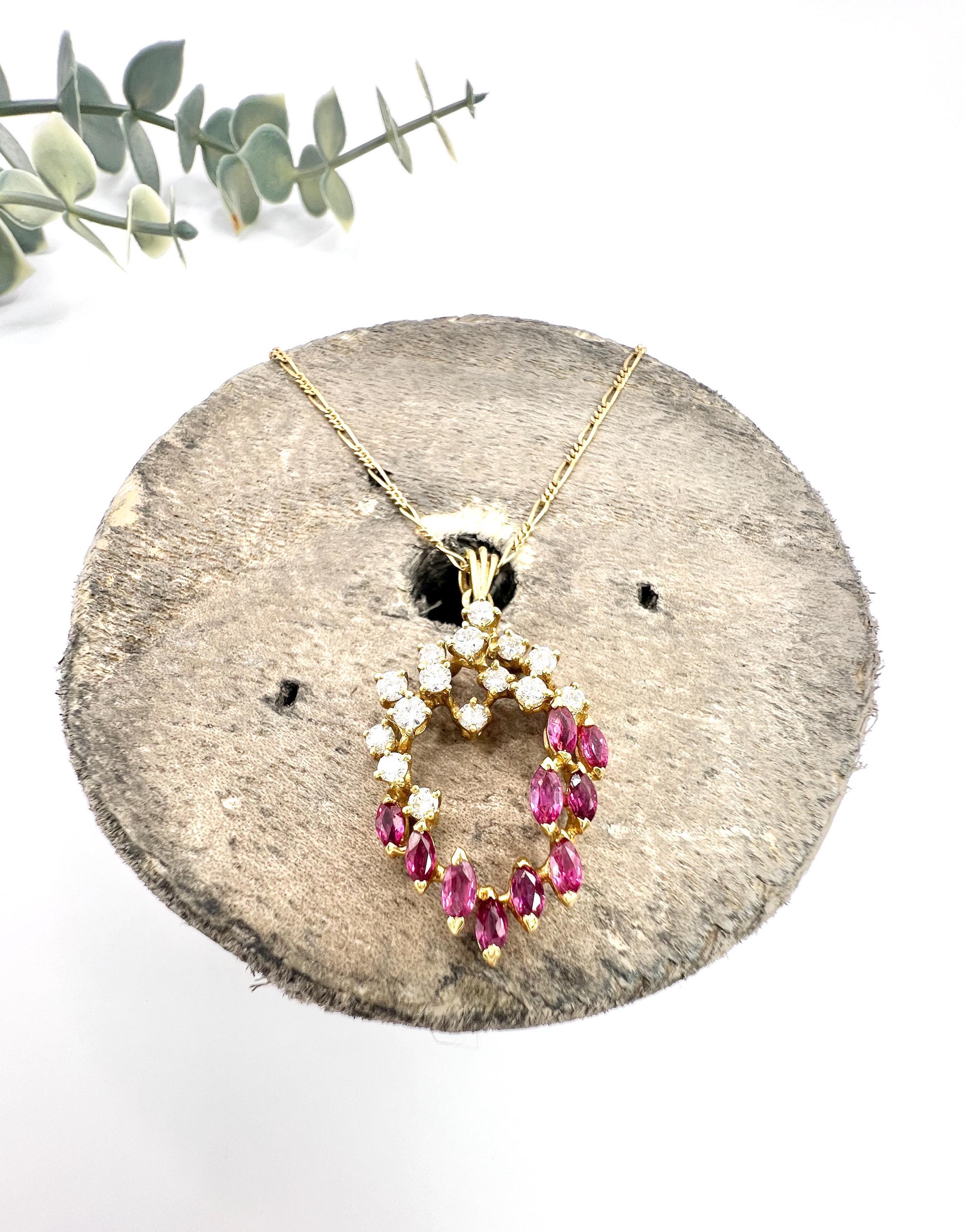Ciondolo in oro 18 ct 1980 con rubino marquise e diamanti con catena Figaro in vendita 2