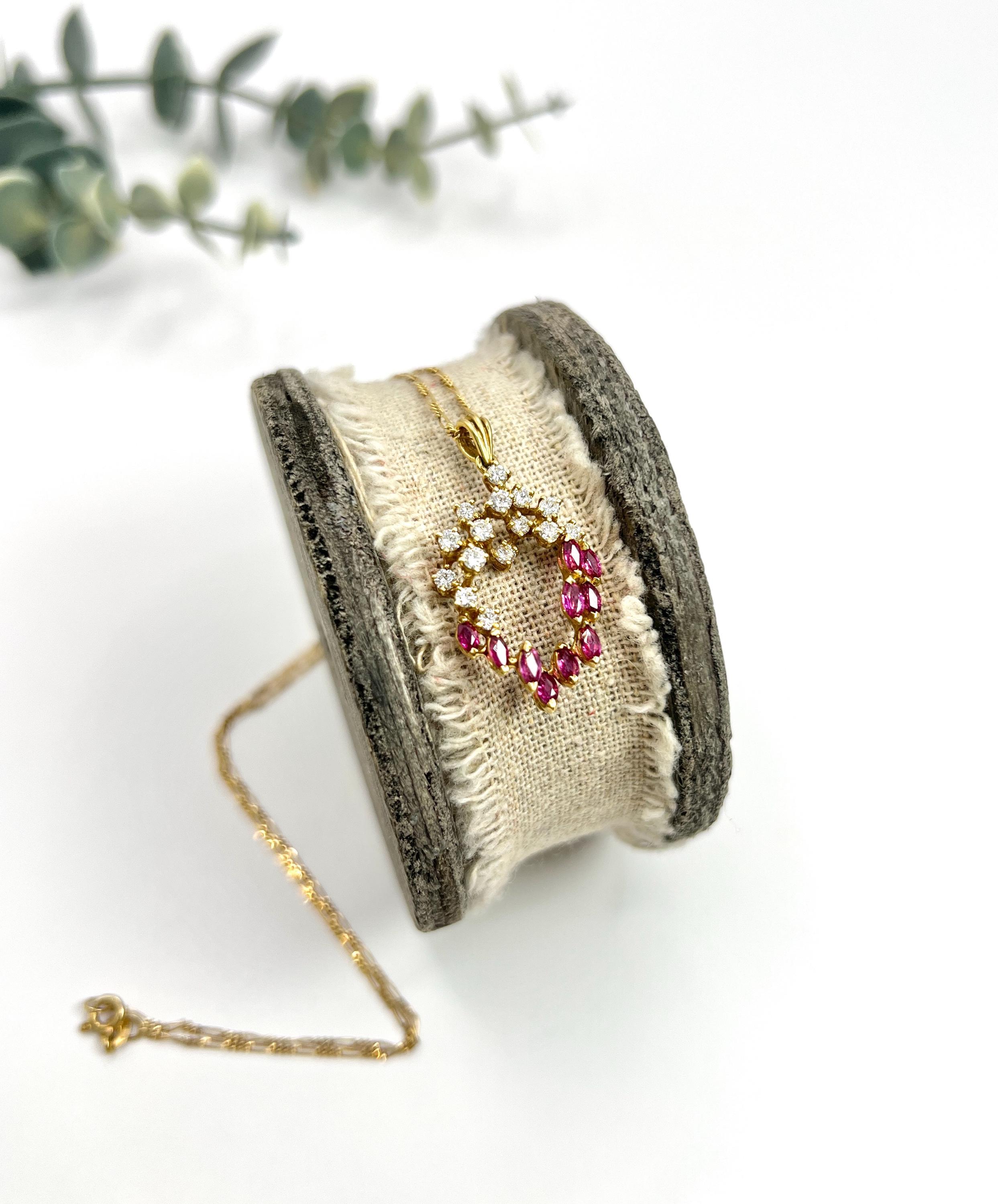 Ciondolo in oro 18 ct 1980 con rubino marquise e diamanti con catena Figaro in vendita 3