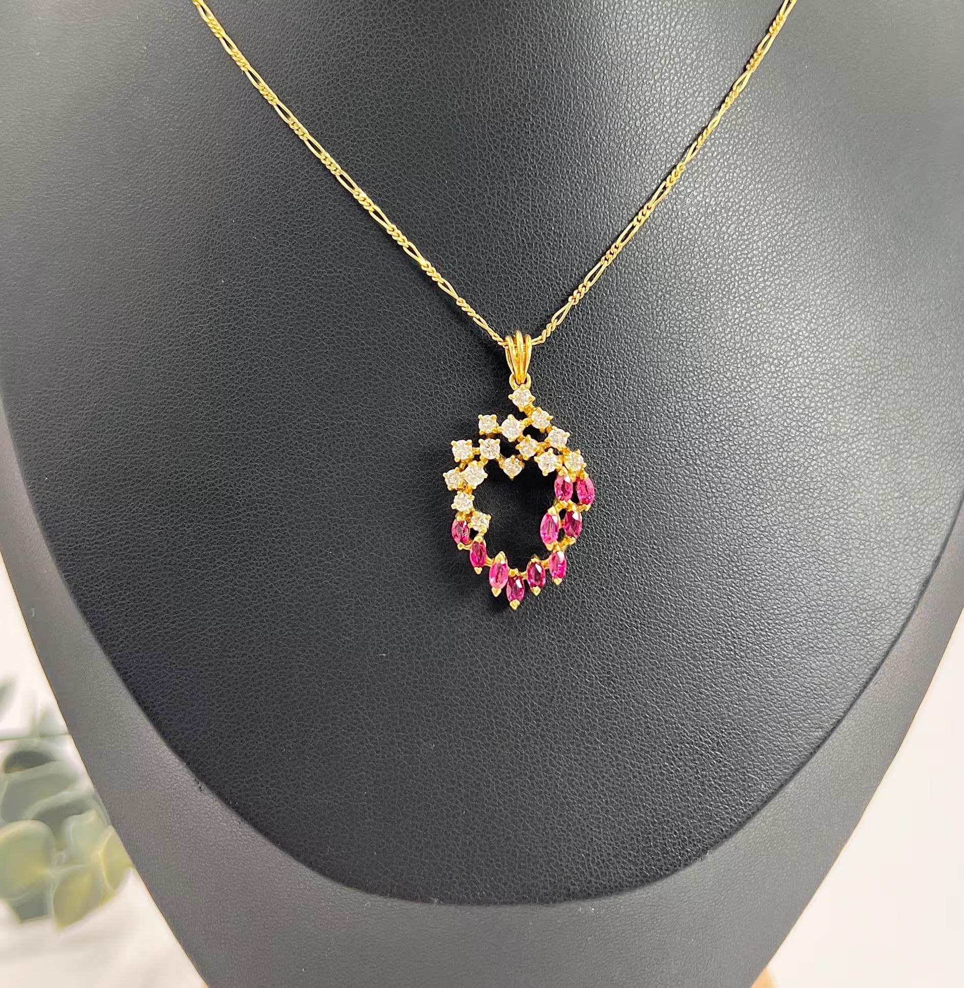 Ciondolo in oro 18 ct 1980 con rubino marquise e diamanti con catena Figaro in vendita 4