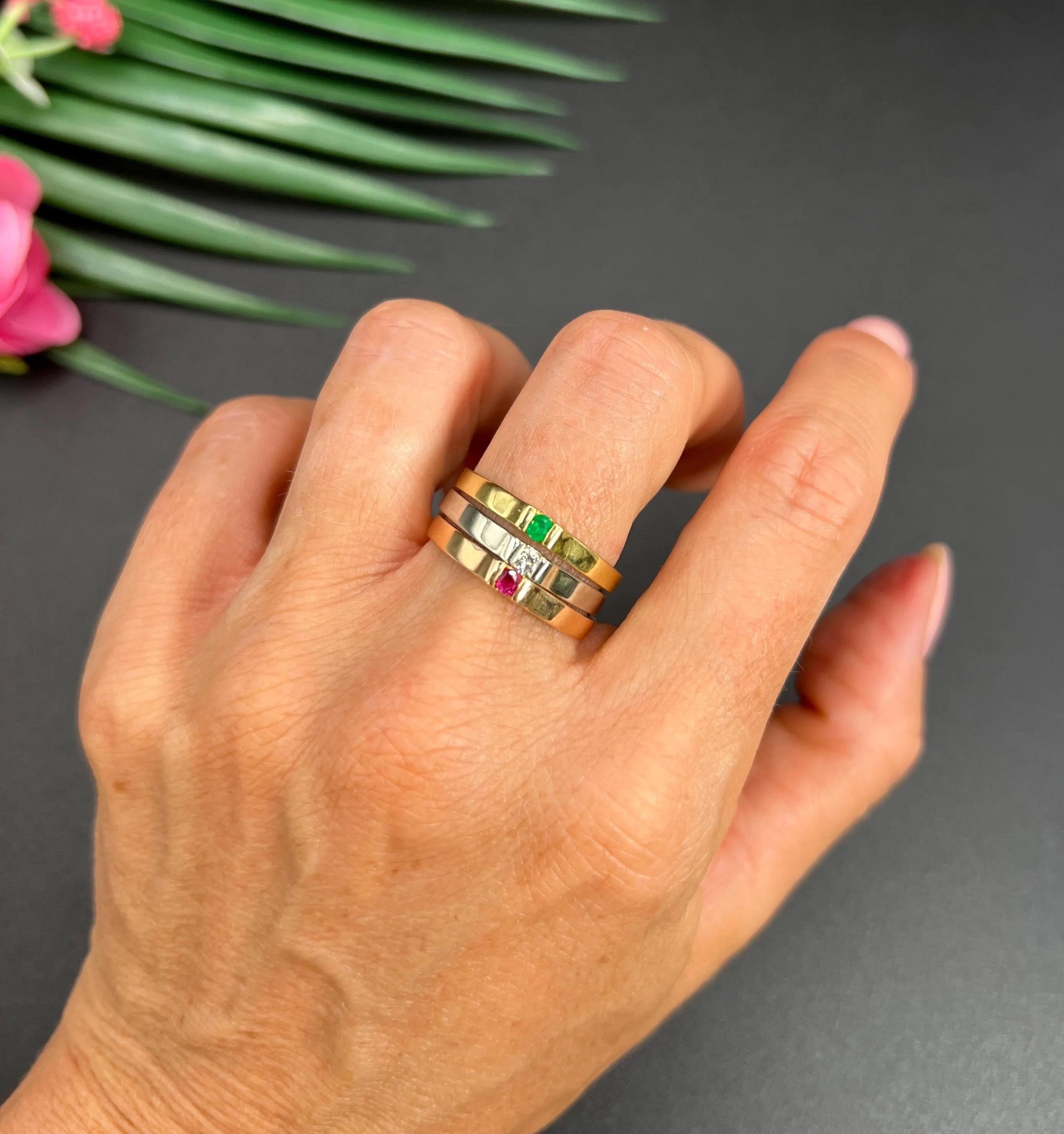 Bague vintage à trois couleurs

Or 18 carats

Circa 1990

Makers Mark SCA

Cette exquise bague superposée faite à la main présente un mélange étonnant d'or jaune, blanc et rose, magnifiquement entrelacé pour créer un design unique et accrocheur.
