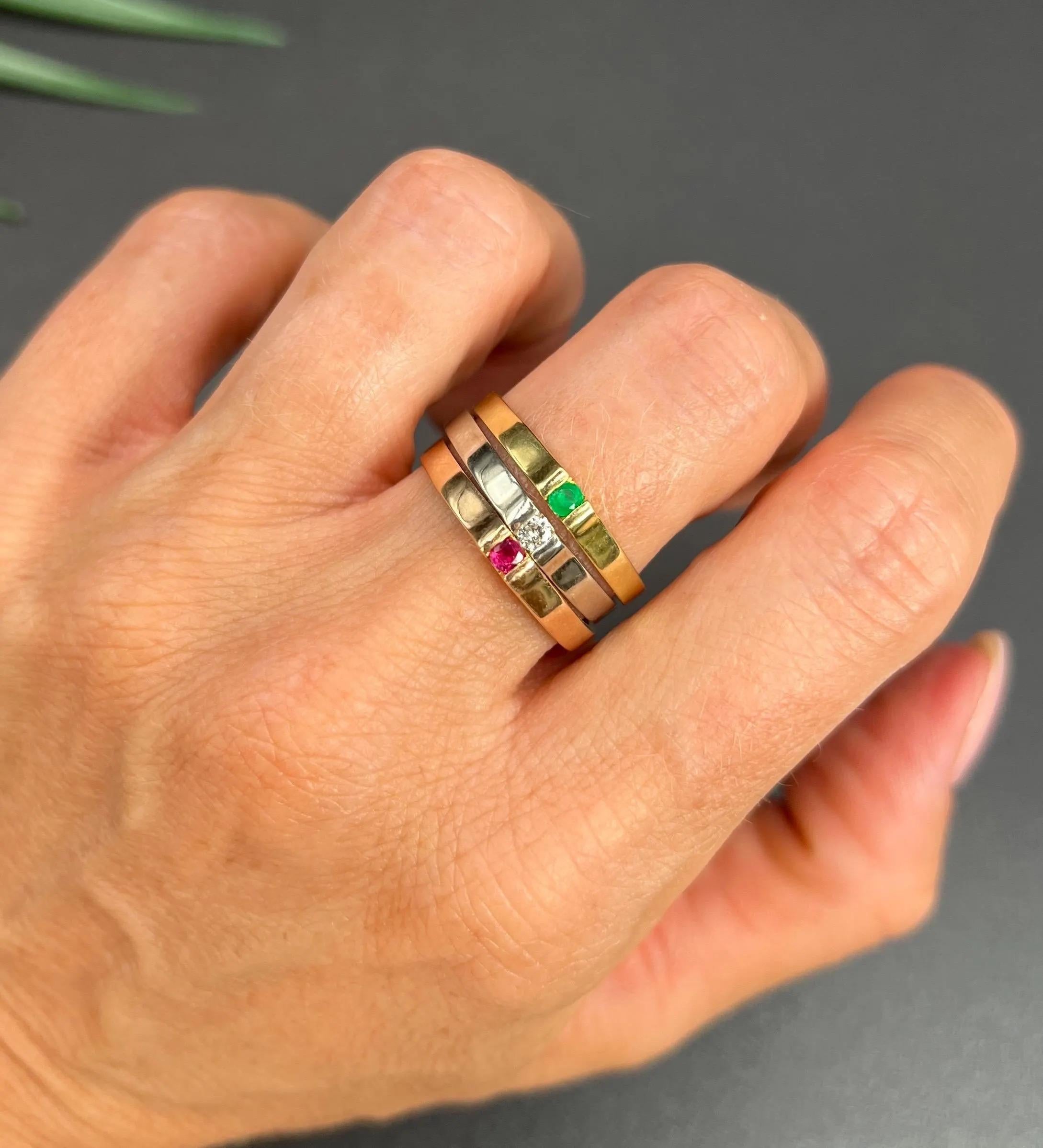 Taille ronde Vintage 18ct Gold 1990 Bague empilable en or trois couleurs, émeraude, diamant et rubis en vente