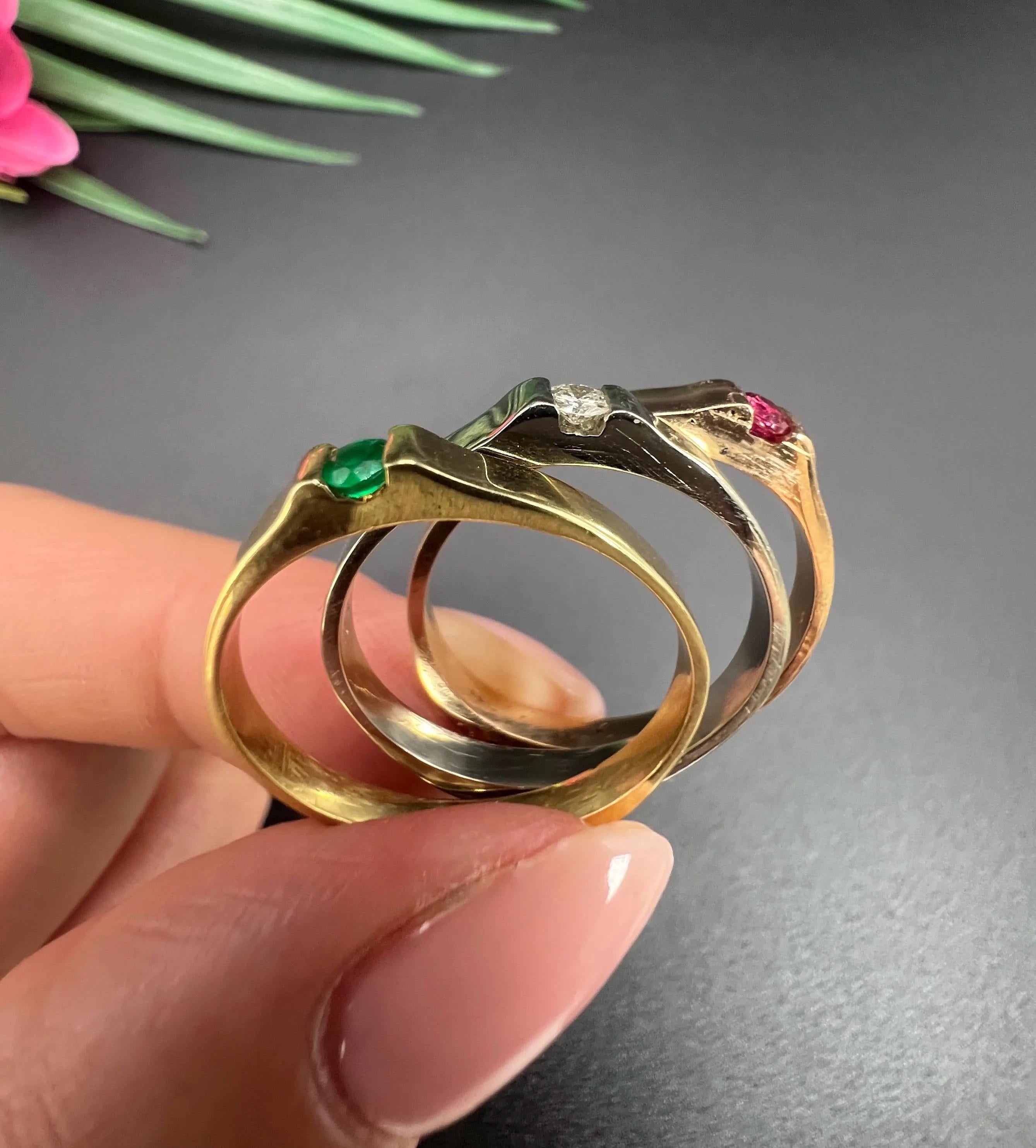 Vintage 18ct Gold 1990 Bague empilable en or trois couleurs, émeraude, diamant et rubis en vente 1