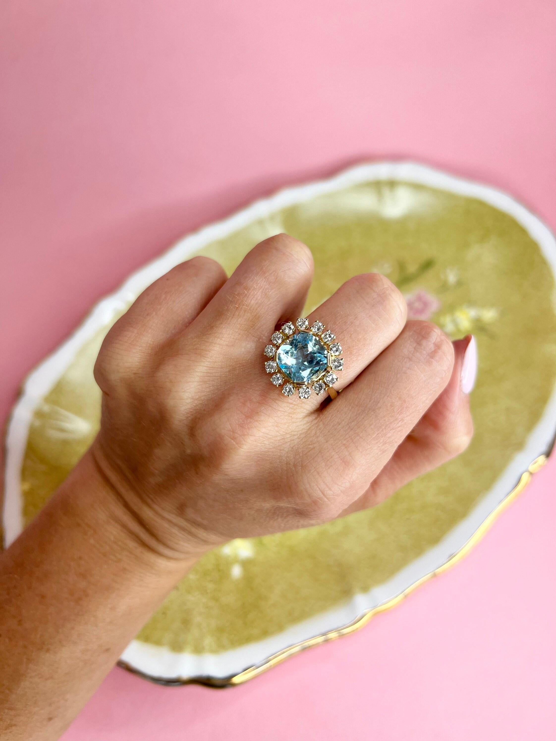 Vintage 18ct Gold Blue Topaz & Diamond Statement Ring

18ct Gold Stamped 

Circa 1980’s

Beautiful, Vintage Blue Topaz & Diamond Statement Ring. 
Set with a Large Centre Topaz, Measuring Approximately 9.7mm x 9.7mm. Surrounded by a Halo of Gorgeous