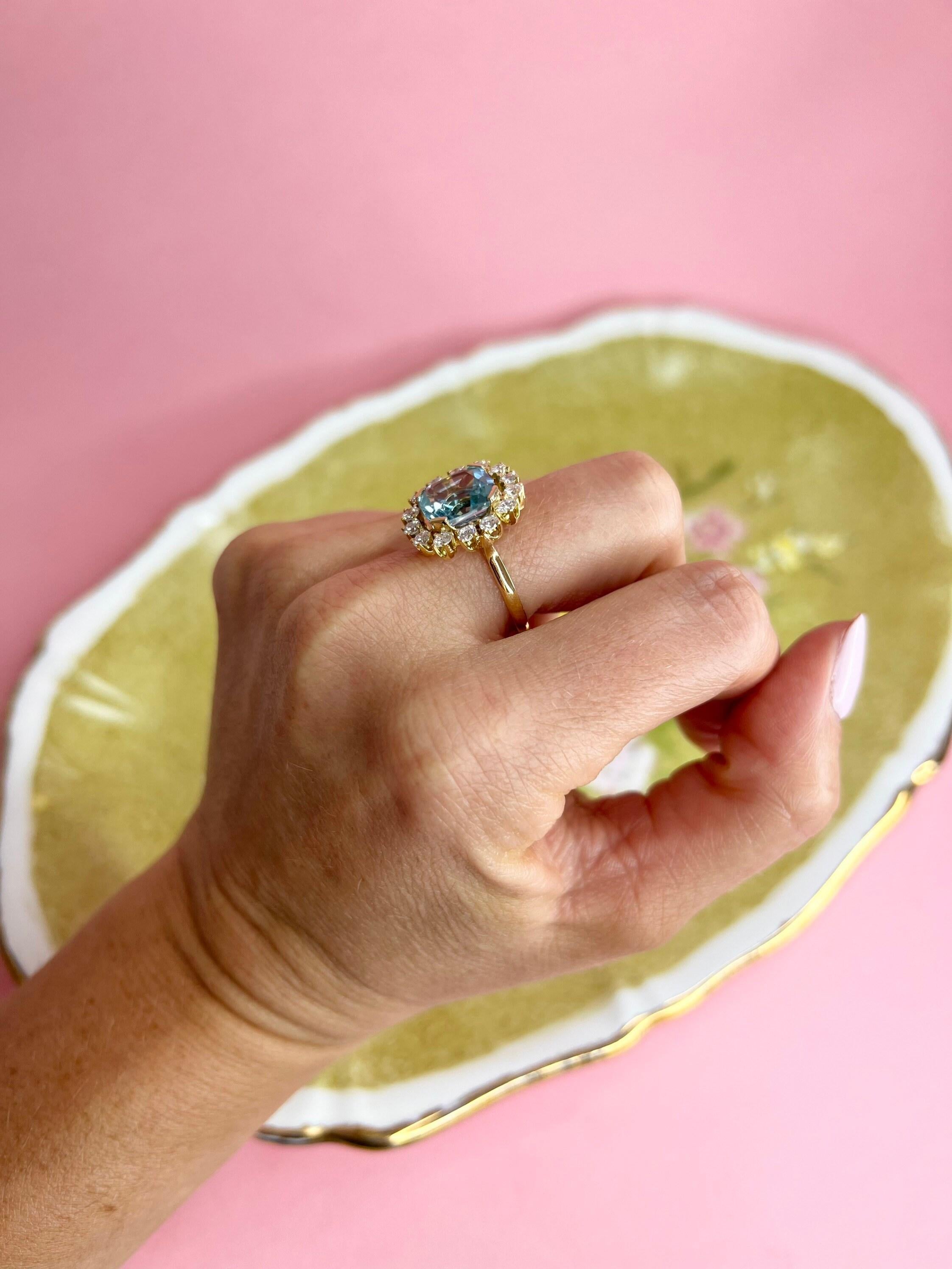 Vintage 18ct Gold Blue Topaz & Diamond Statement Ring In Good Condition For Sale In Brighton, GB