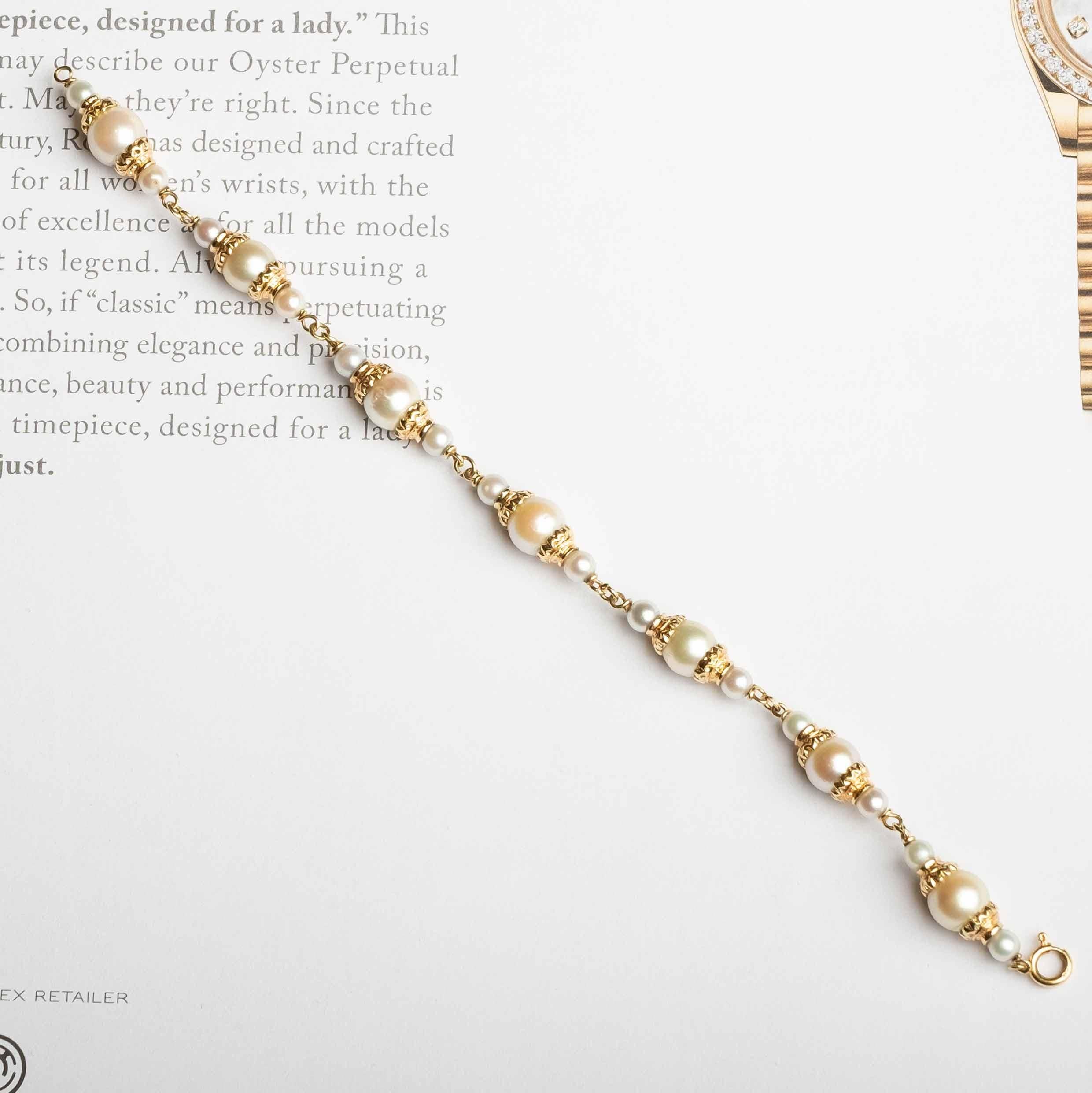 Raffiniertes Vintage-Armband aus feinstem 18-karätigem Gold, geschmückt mit Zuchtperlen von elegantem Glanz. Ein zeitloses Schmuckstück, das sich sowohl für besondere Anlässe als auch für den Alltag eignet.

Hauptmerkmale:

Zeitraum: Vintage