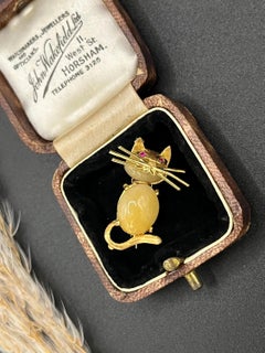 Vintage 18ct Gold Chalcedony Cat Brooch: Ruby Eyes, Italian Design