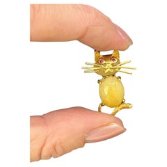 Vintage 18ct Gold Chalcedony Cat Brooch: Ruby Eyes, Italian Design