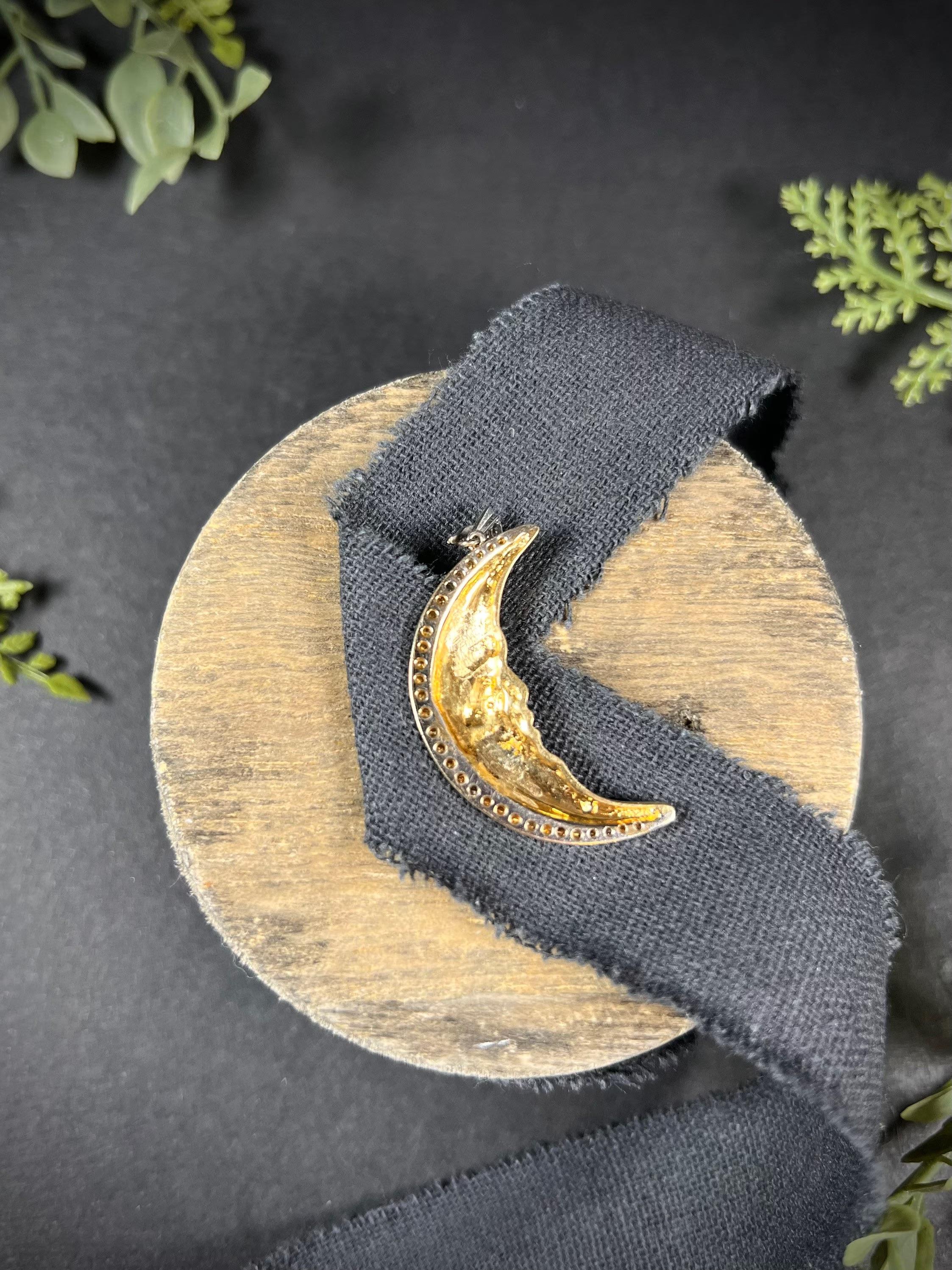Vintage 18ct Gold Contemporary Diamond Moon Pendant For Sale 5
