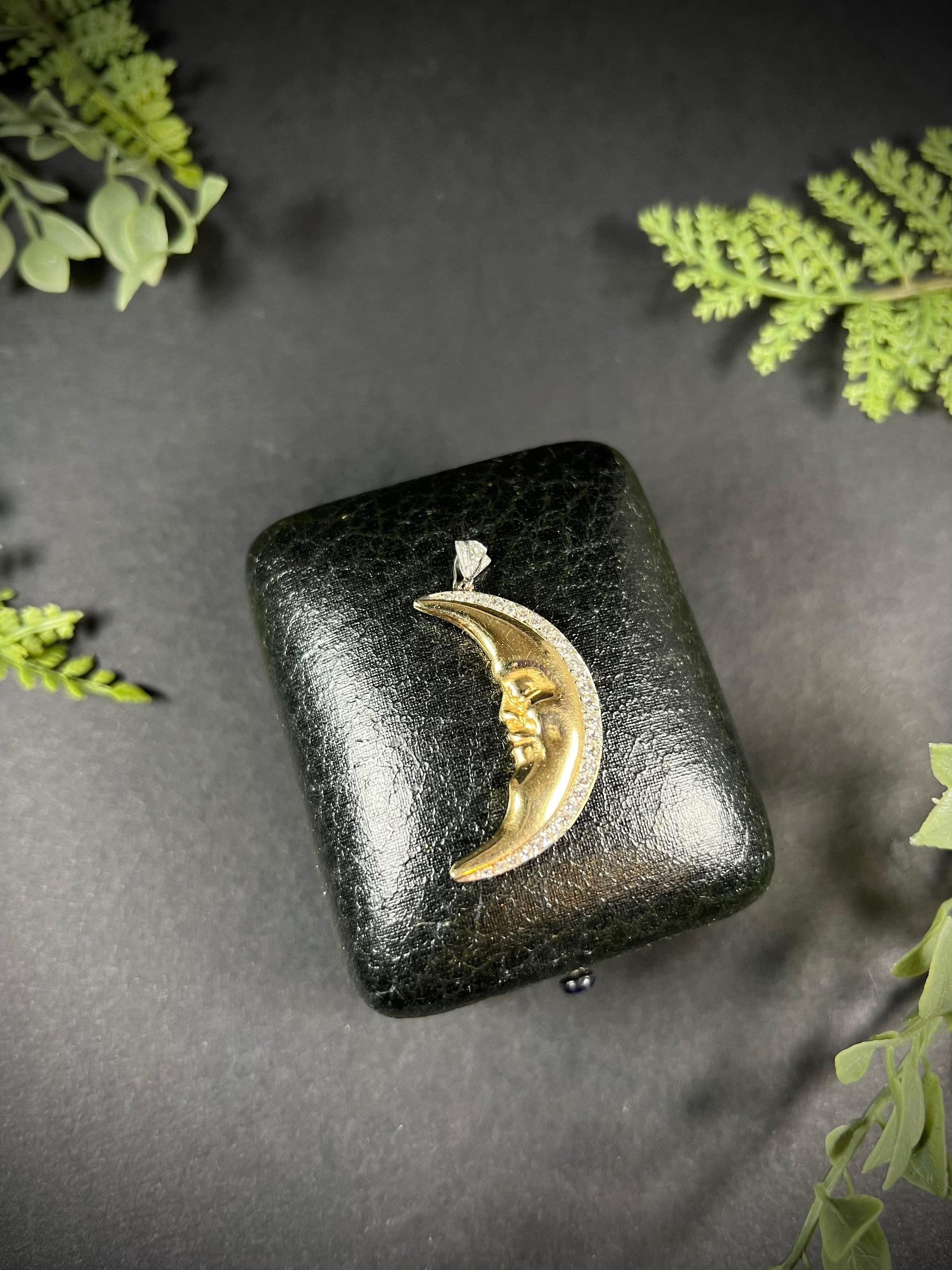Vintage 18ct Gold Contemporary Diamond Moon Pendant For Sale 2