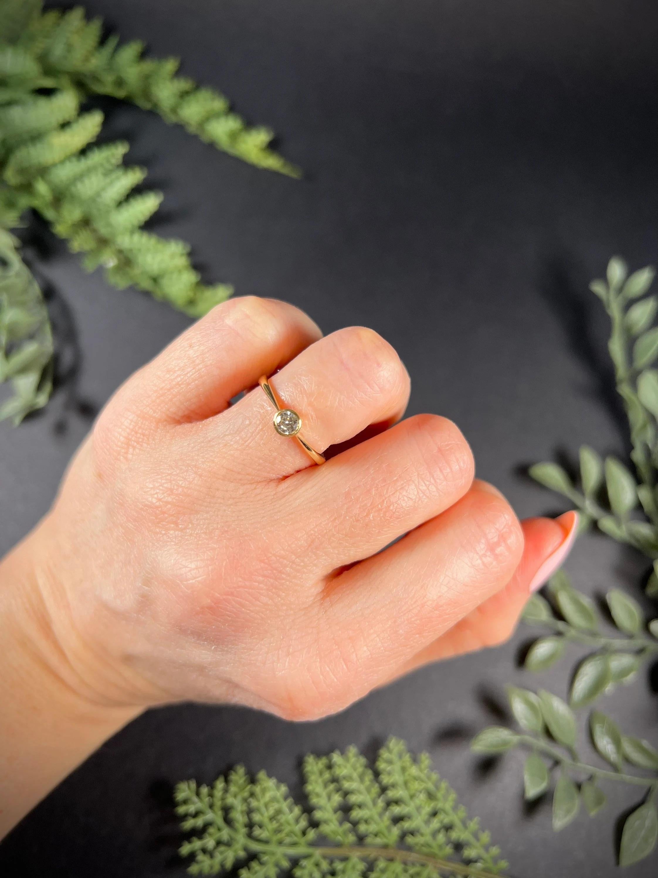Vintage Diamond Ring 

18ct Gold Getestet 

CIRCA 1980er Jahre

Hübscher, mit Diamanten besetzter Single Stone Ring mit Lünette. Montiert in schönem 18-karätigem Gelbgold mit einem 1,7 mm breiten Band. Das wäre ein schöner Verlobungsring. 

Gewicht