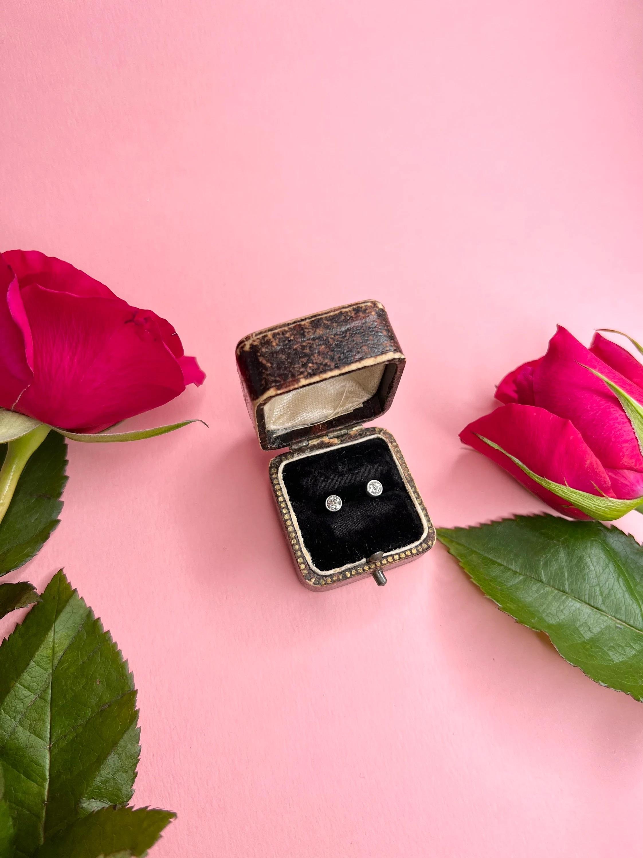 Vintage 18ct Gold Diamond Stud Earrings In Good Condition For Sale In Brighton, GB