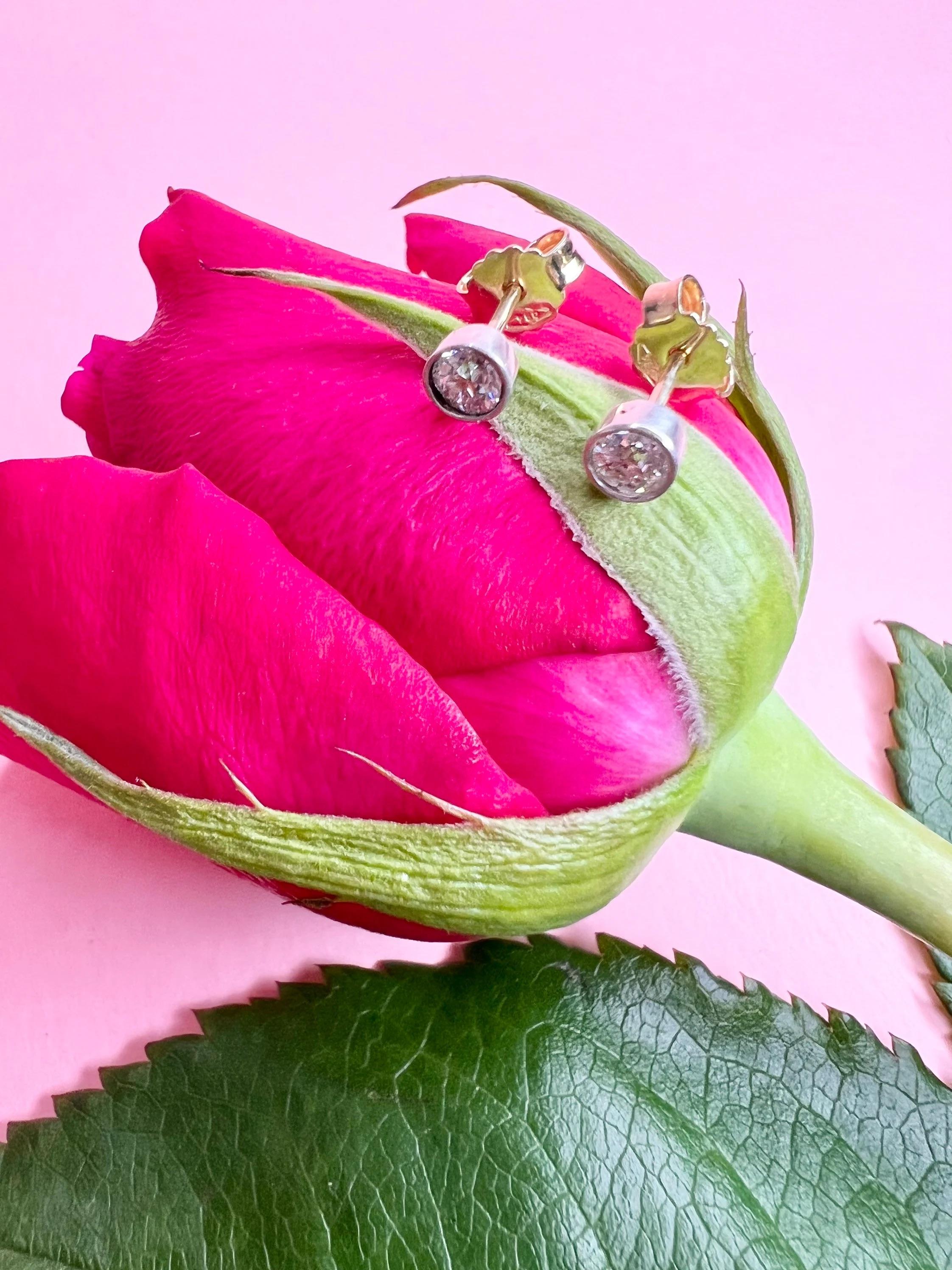 Vintage 18ct Gold Diamond Stud Earrings For Sale 3