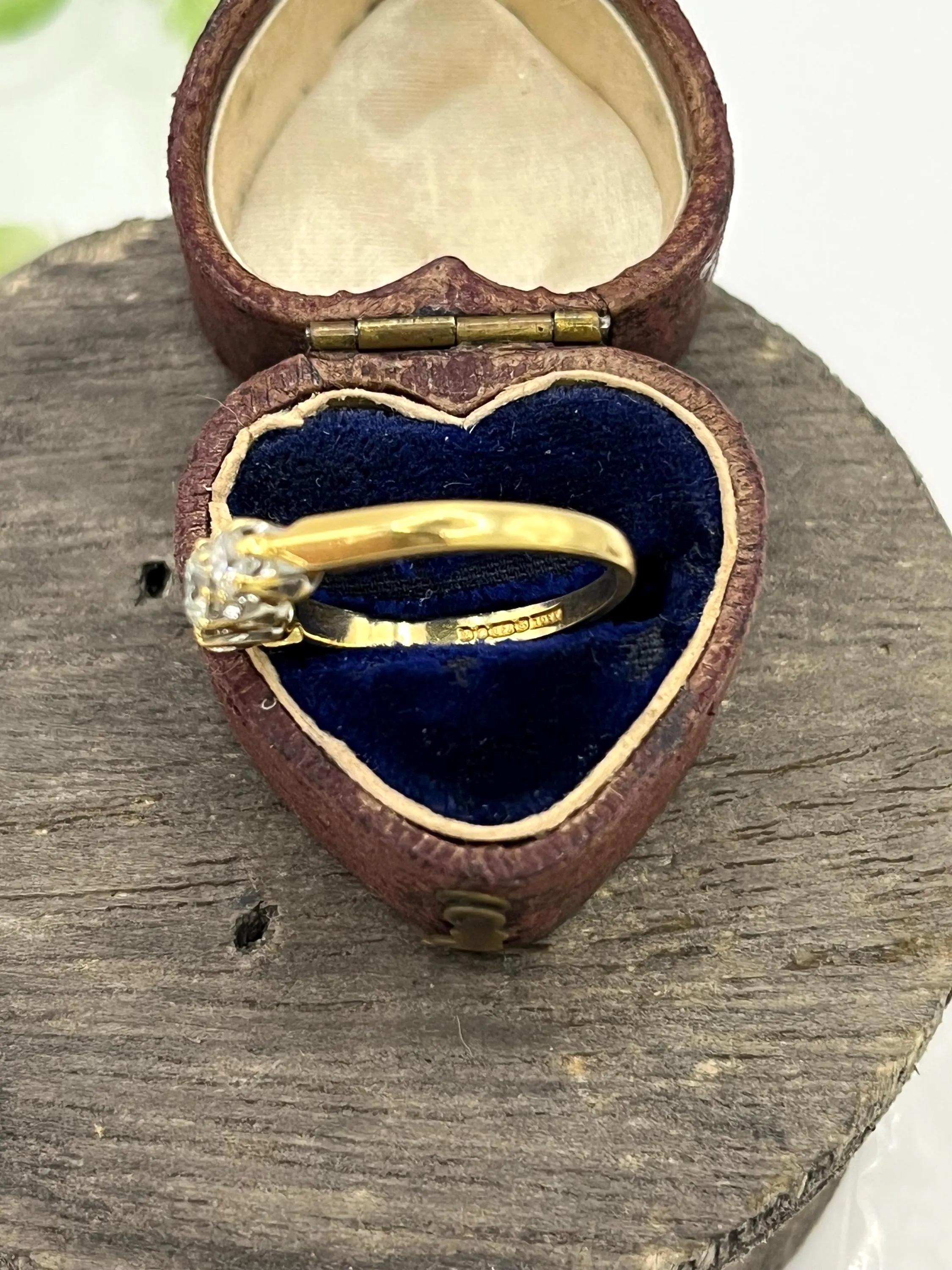 Vintage 18ct Gold, Diamant Drei Stein Ring, Trilogie Verlobungsring im Angebot 5