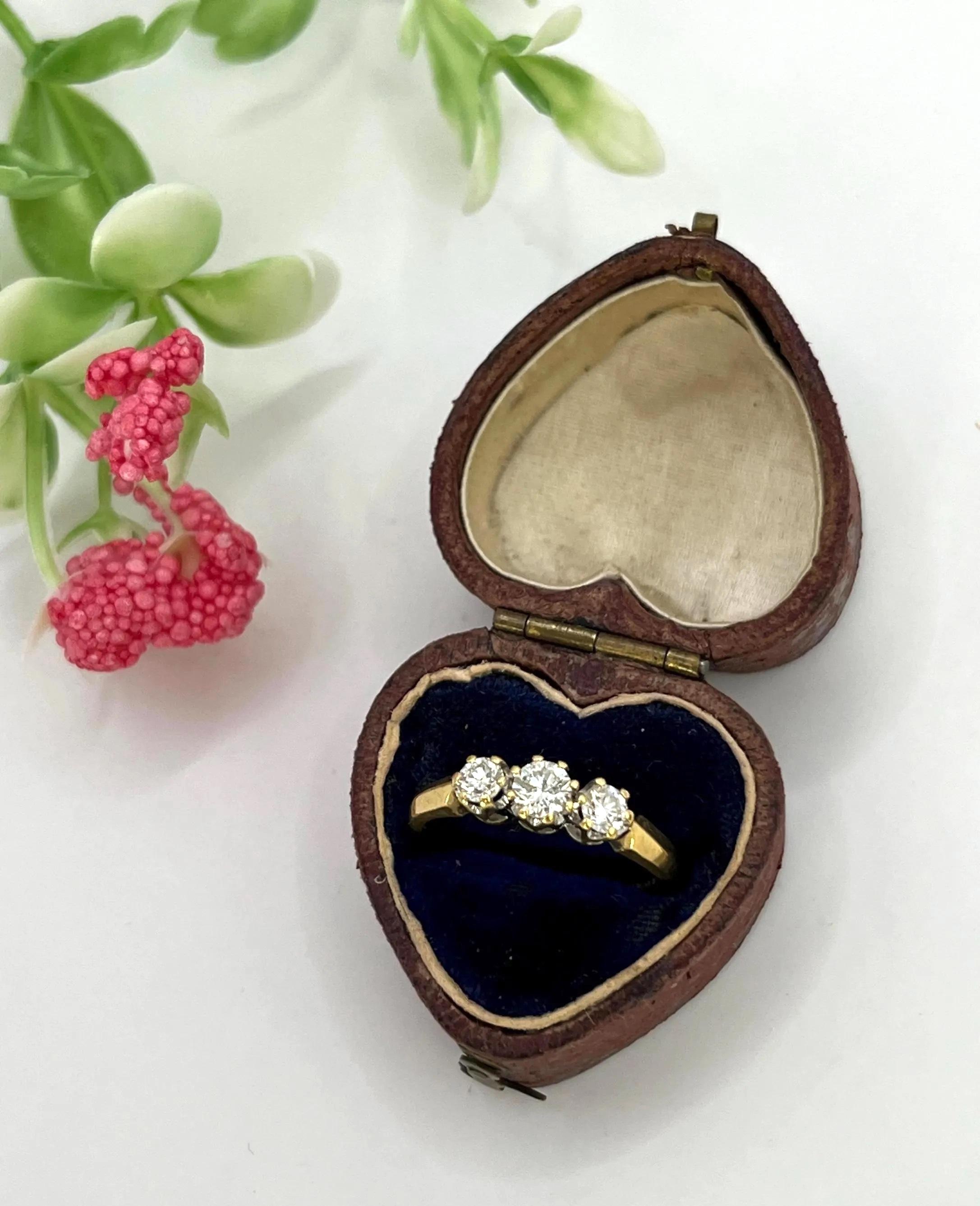 Vintage 18ct Gold, Diamant Drei Stein Ring, Trilogie Verlobungsring im Angebot 6