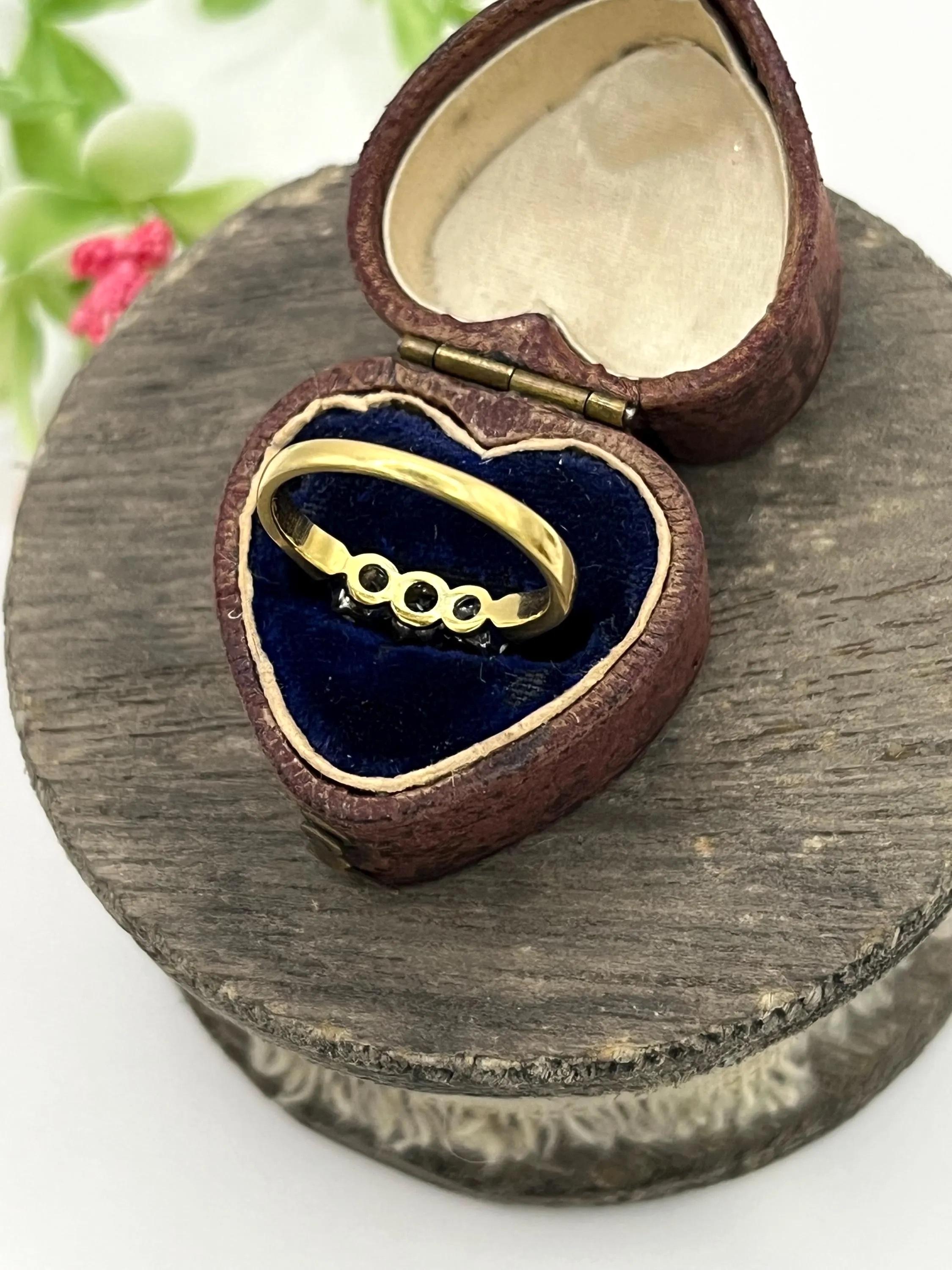 Vintage 18ct Gold, Diamant Drei Stein Ring, Trilogie Verlobungsring (Brillantschliff) im Angebot