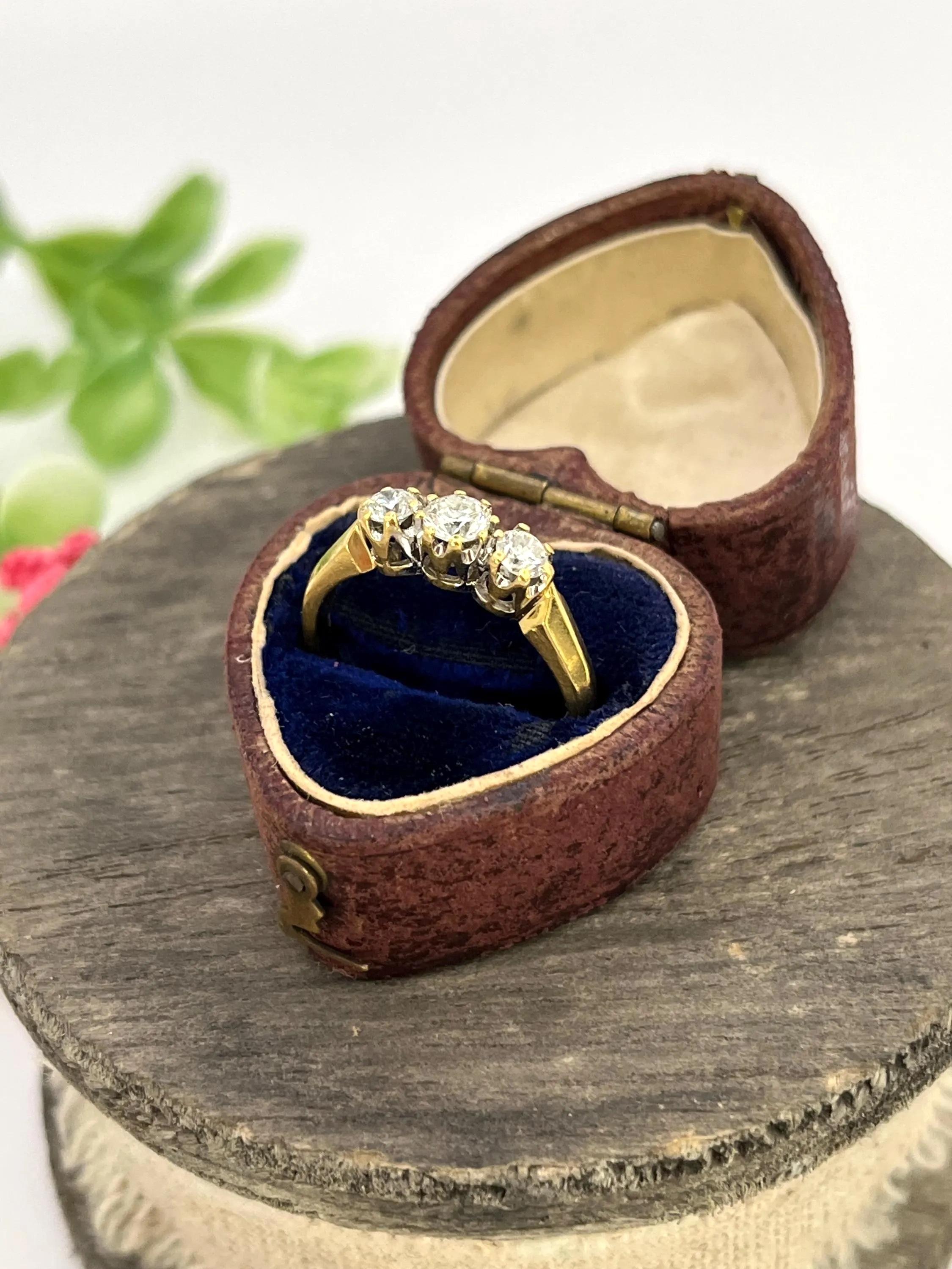 Vintage 18ct Gold, Diamant Drei Stein Ring, Trilogie Verlobungsring im Zustand „Gut“ im Angebot in Brighton, GB