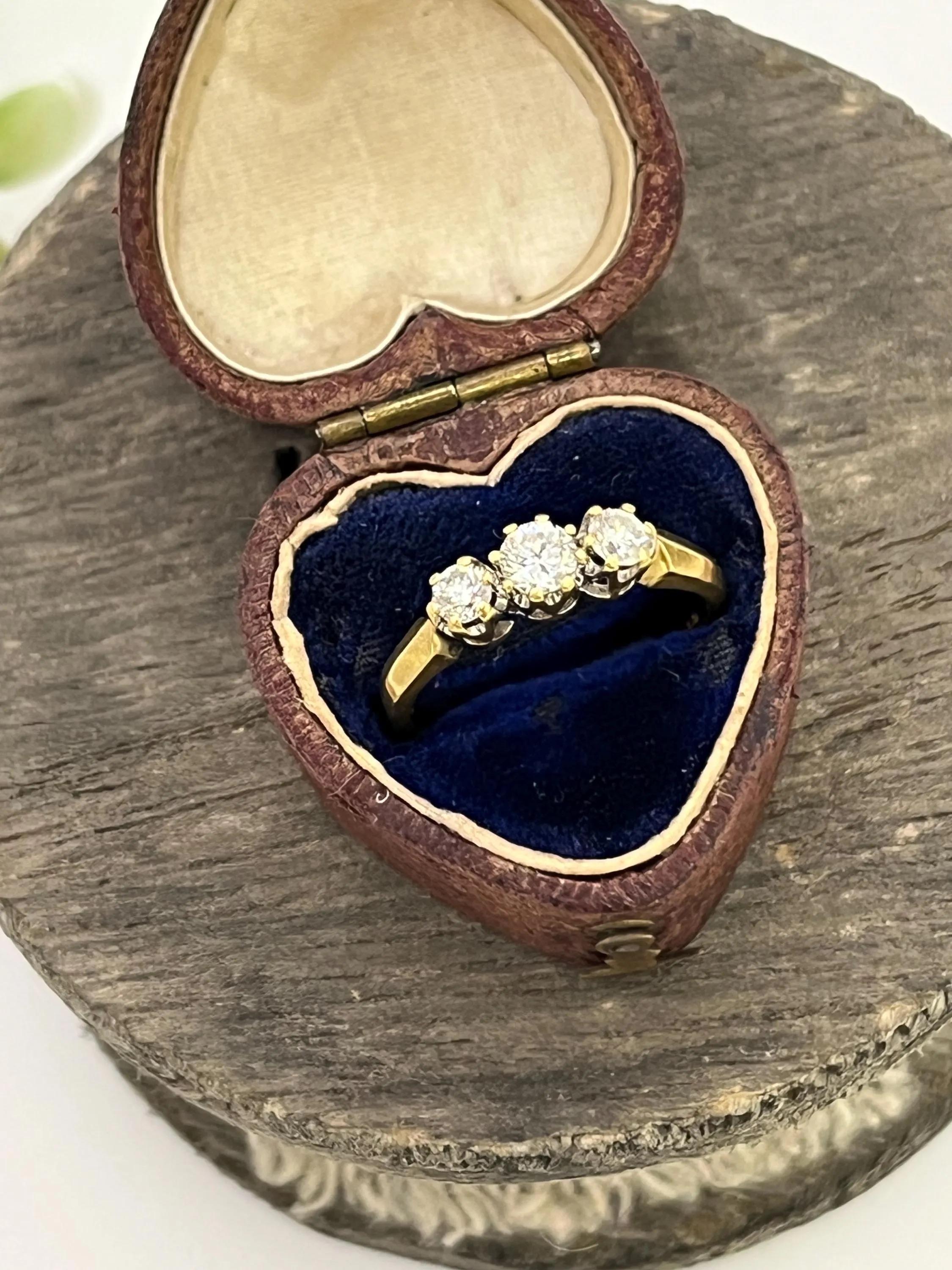 Vintage 18ct Gold, Diamant Drei Stein Ring, Trilogie Verlobungsring für Damen oder Herren im Angebot