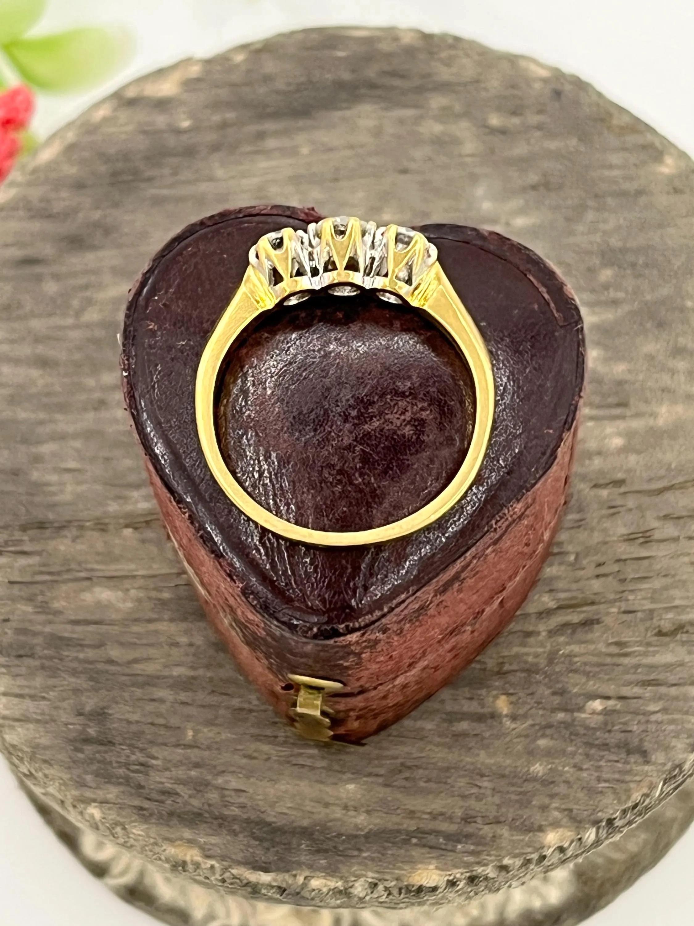 Vintage 18ct Gold, Diamant Drei Stein Ring, Trilogie Verlobungsring im Angebot 1