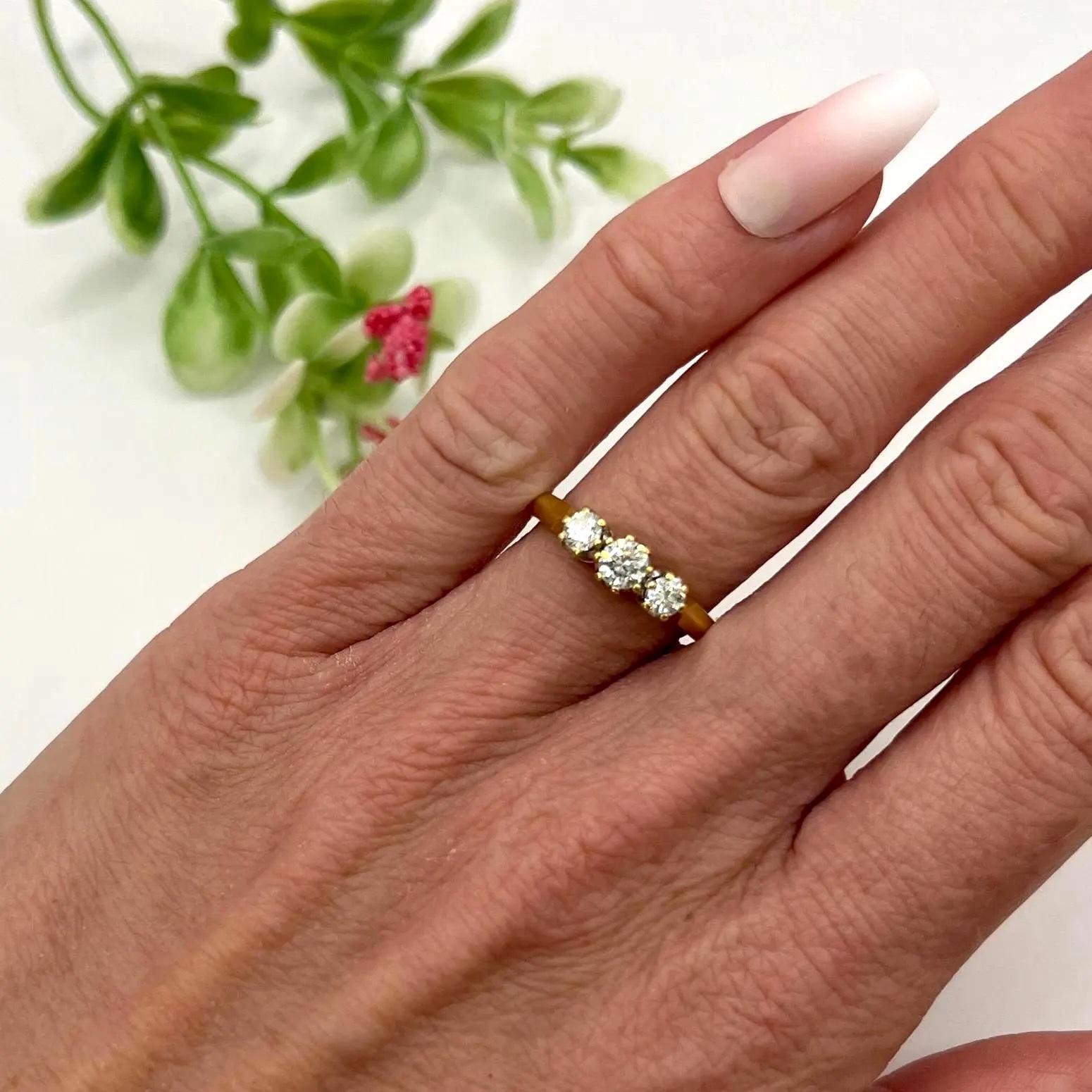 Vintage 18ct Gold, Diamant Drei Stein Ring, Trilogie Verlobungsring im Angebot 2