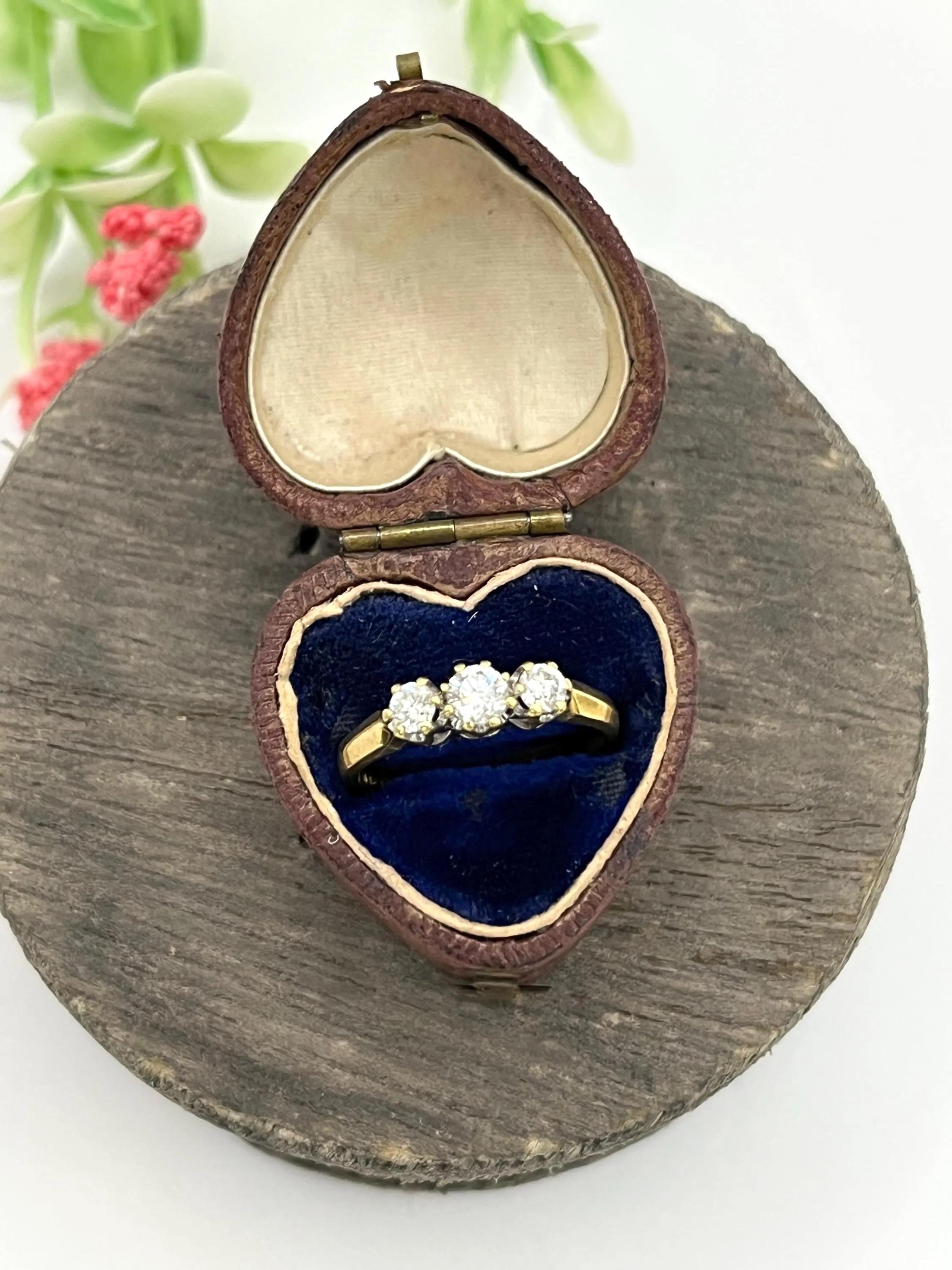 Vintage 18ct Gold, Diamant Drei Stein Ring, Trilogie Verlobungsring im Angebot 3