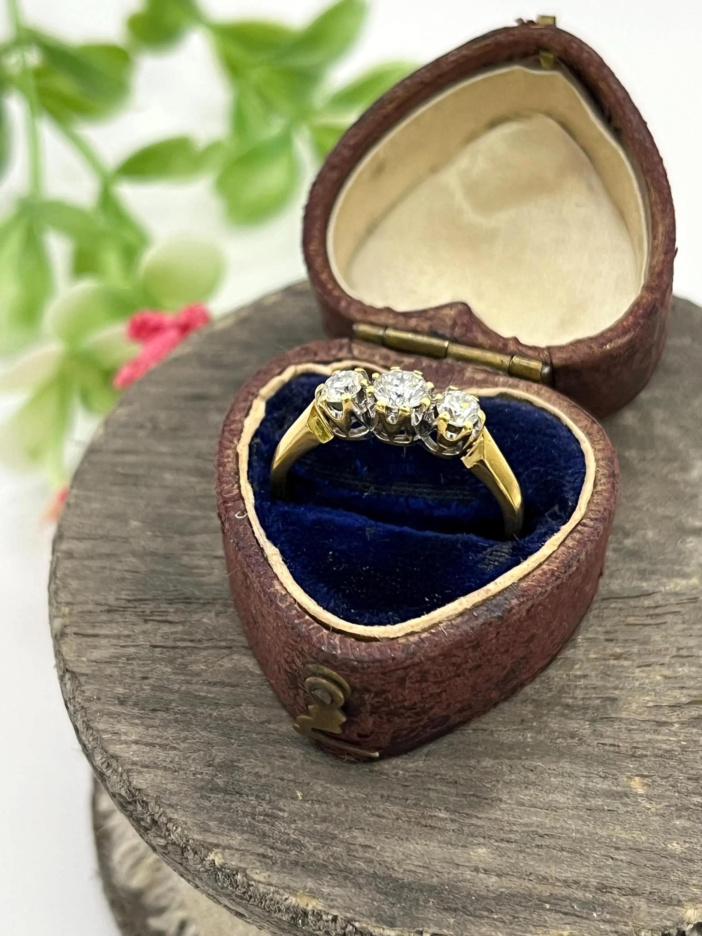 Vintage 18ct Gold, Diamant Drei Stein Ring, Trilogie Verlobungsring im Angebot 4