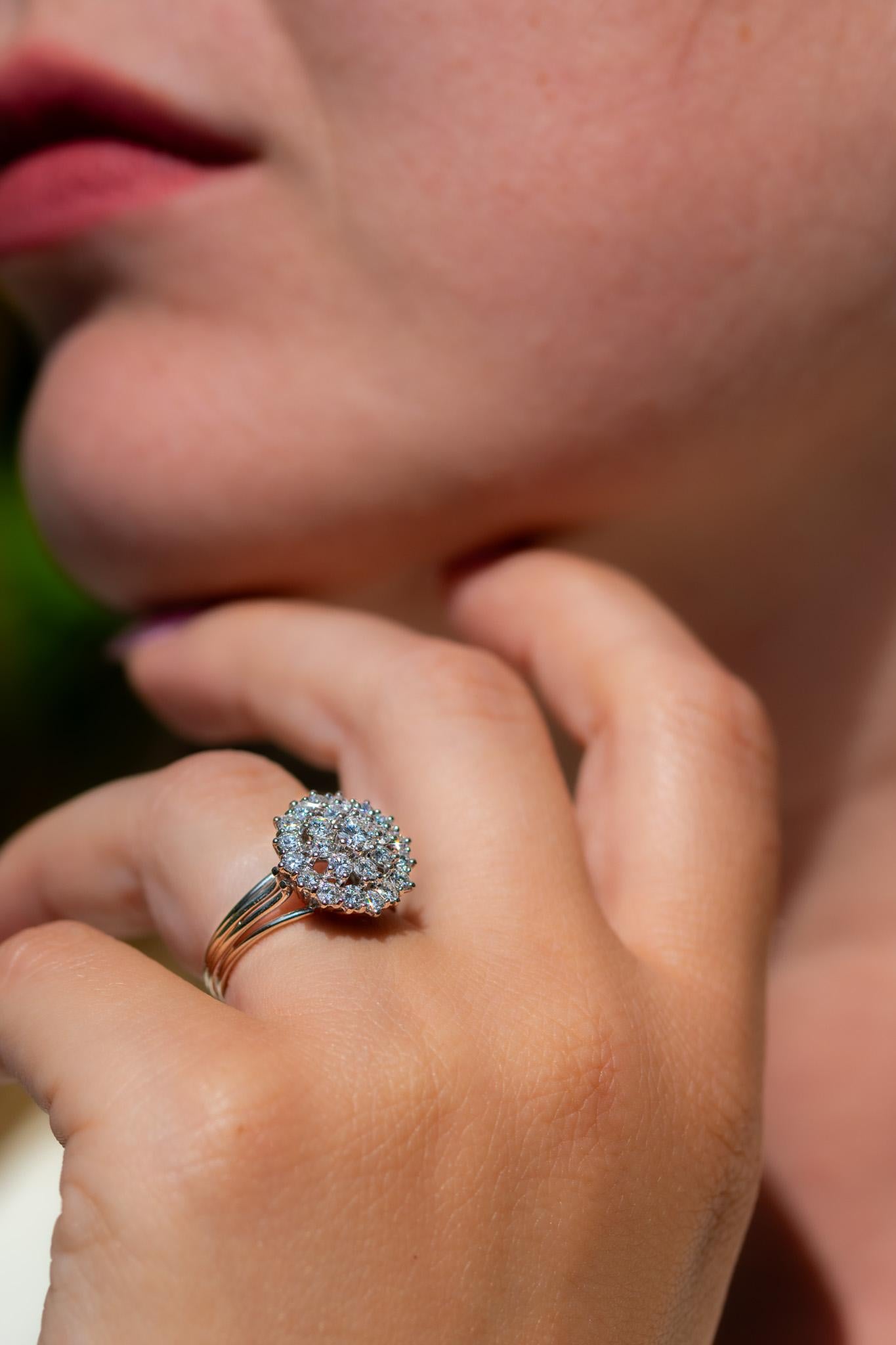 Contemporaneo Anello a tre livelli con diamante d'epoca in oro 18 ct. in vendita