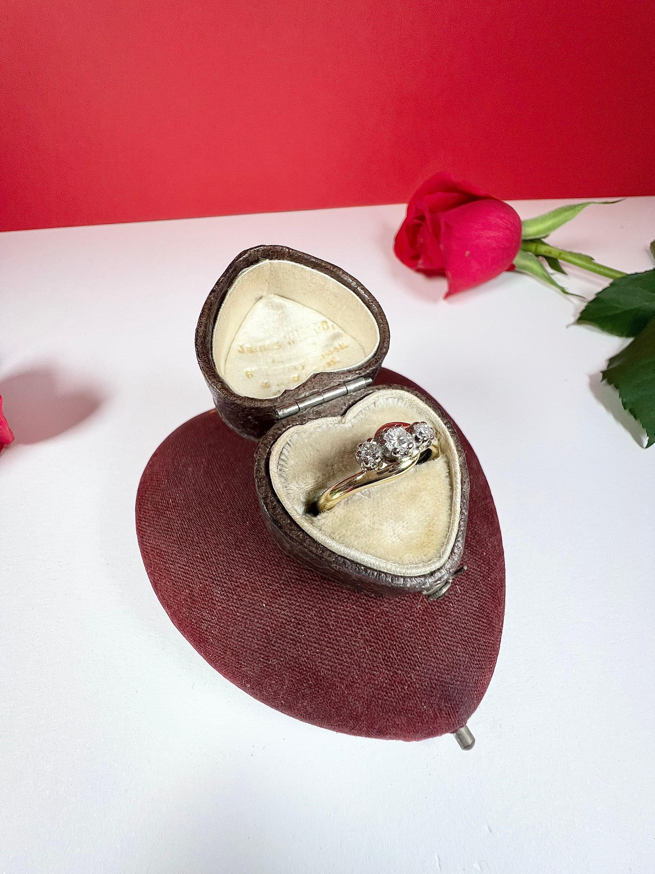 Bague croisée vintage trilogie de diamants en or 18 carats en vente 2