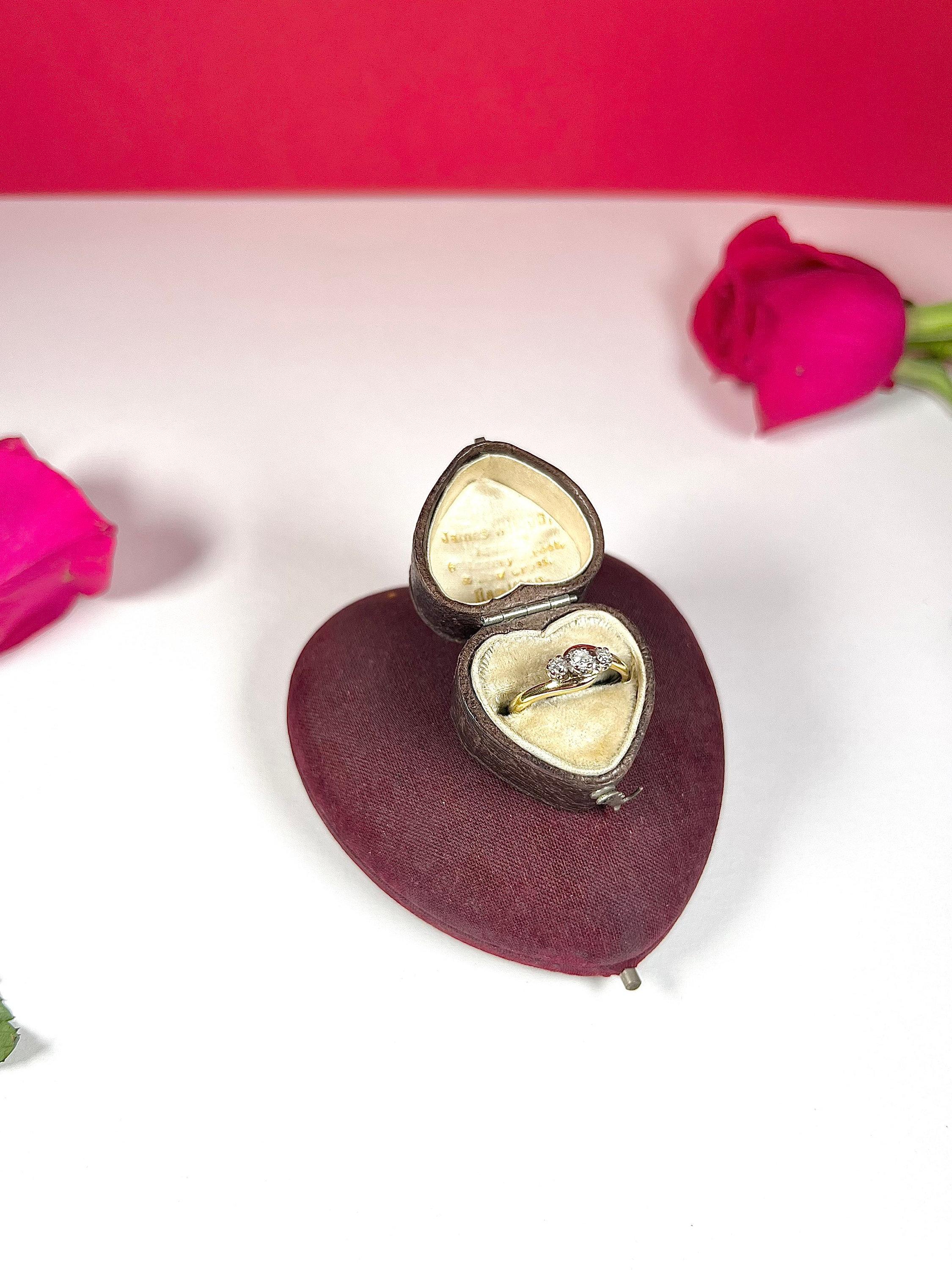 Bague croisée vintage trilogie de diamants en or 18 carats en vente 3