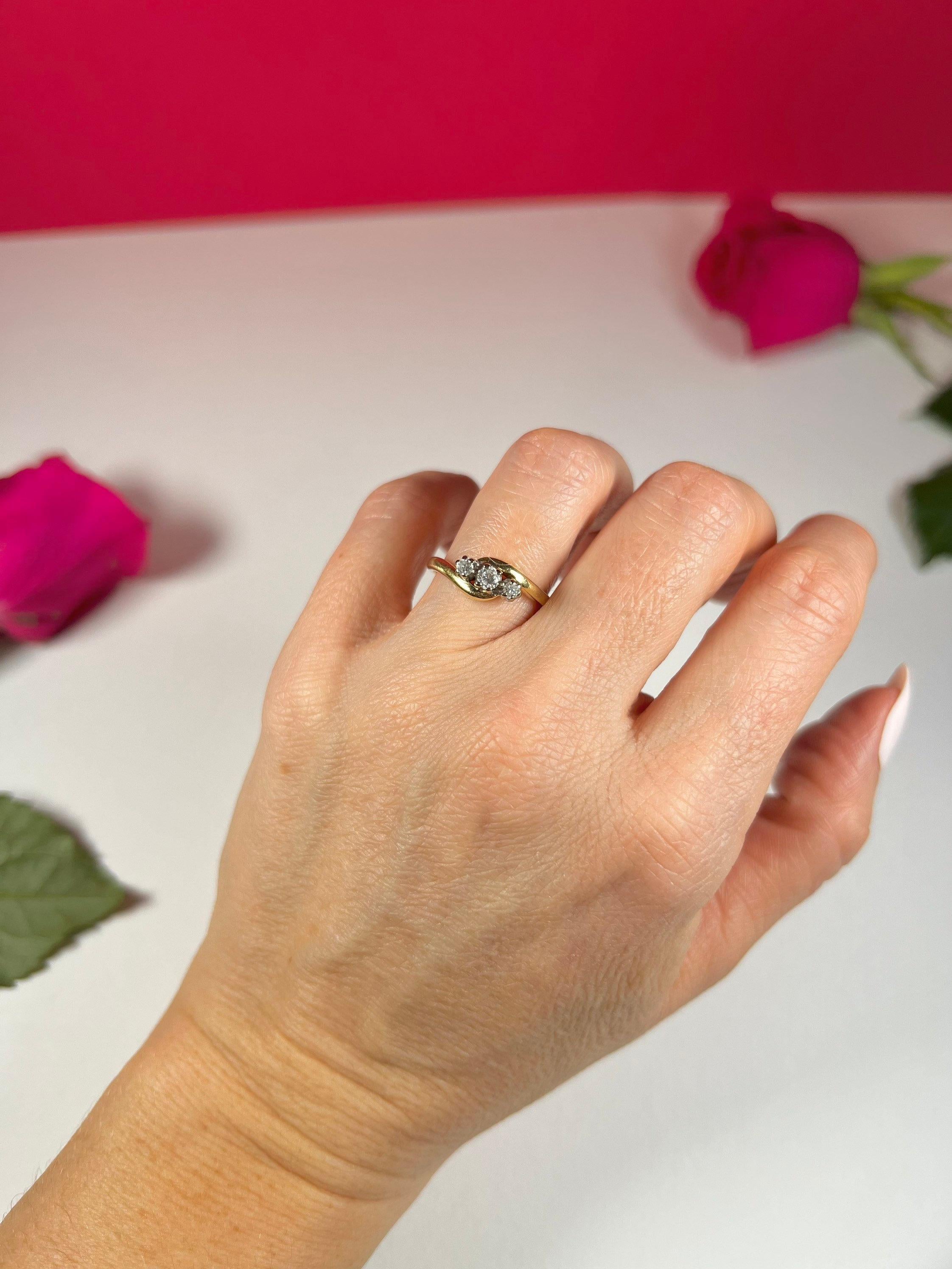 Bague croisée vintage trilogie de diamants en or 18 carats en vente 4