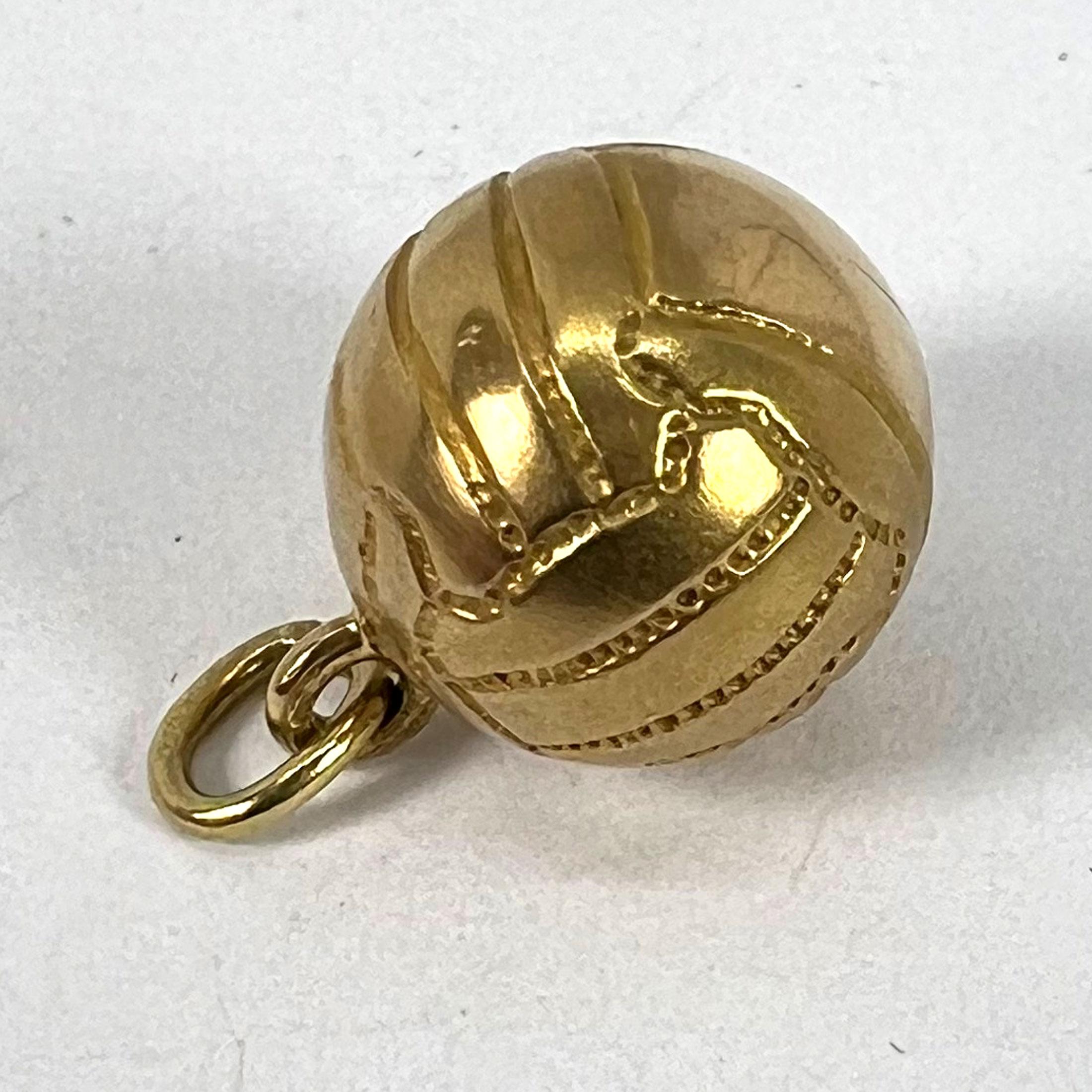 Vintage 18ct Gold Football Soccer Ball Charm Pendant en vente 10