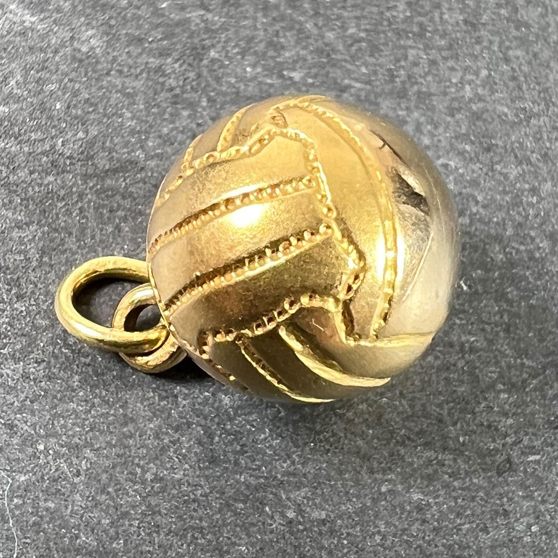 Vintage 18ct Gold Football Soccer Ball Charm Pendant Bon état - En vente à London, GB
