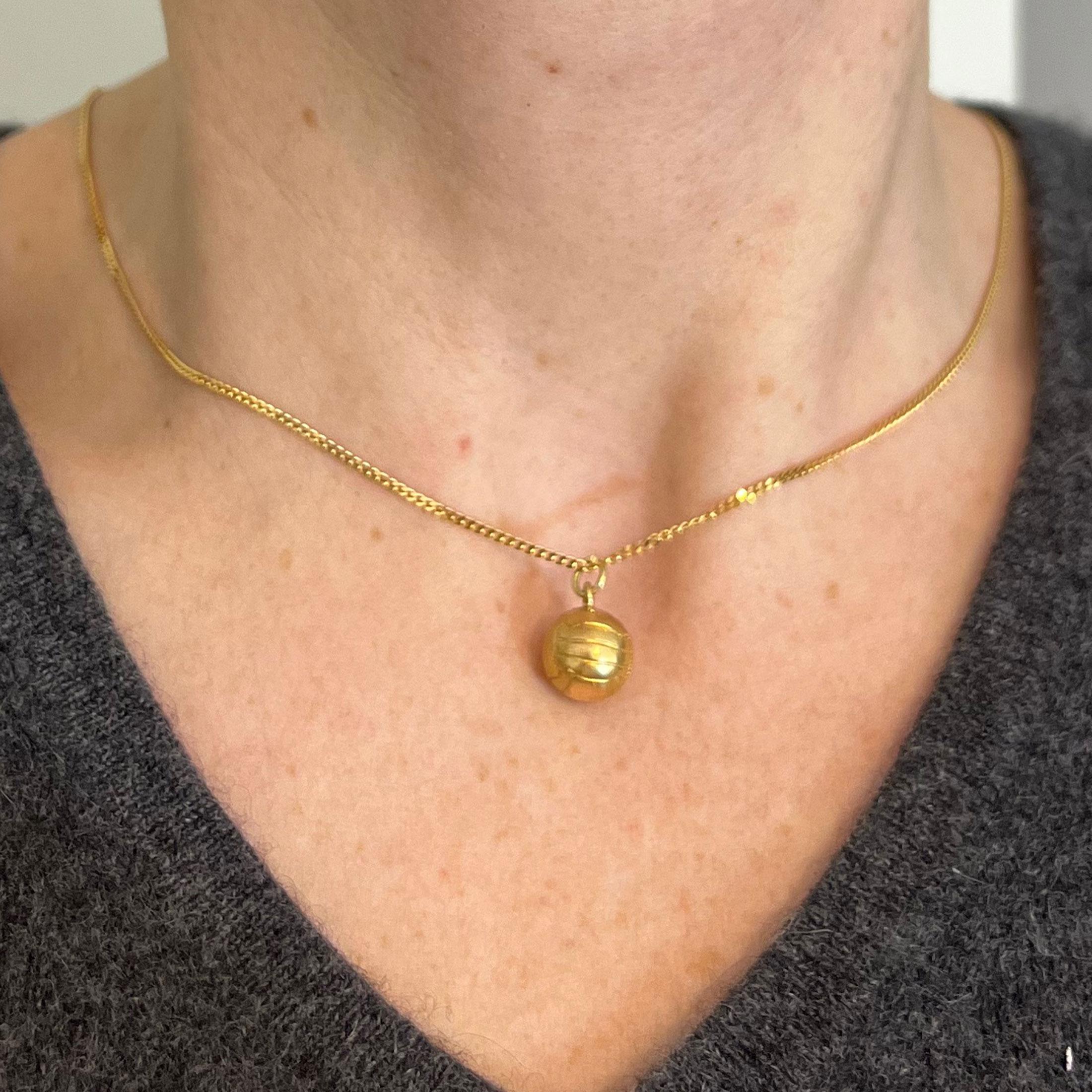 Vintage 18ct Gold Football Soccer Ball Charm Pendant Unisexe en vente