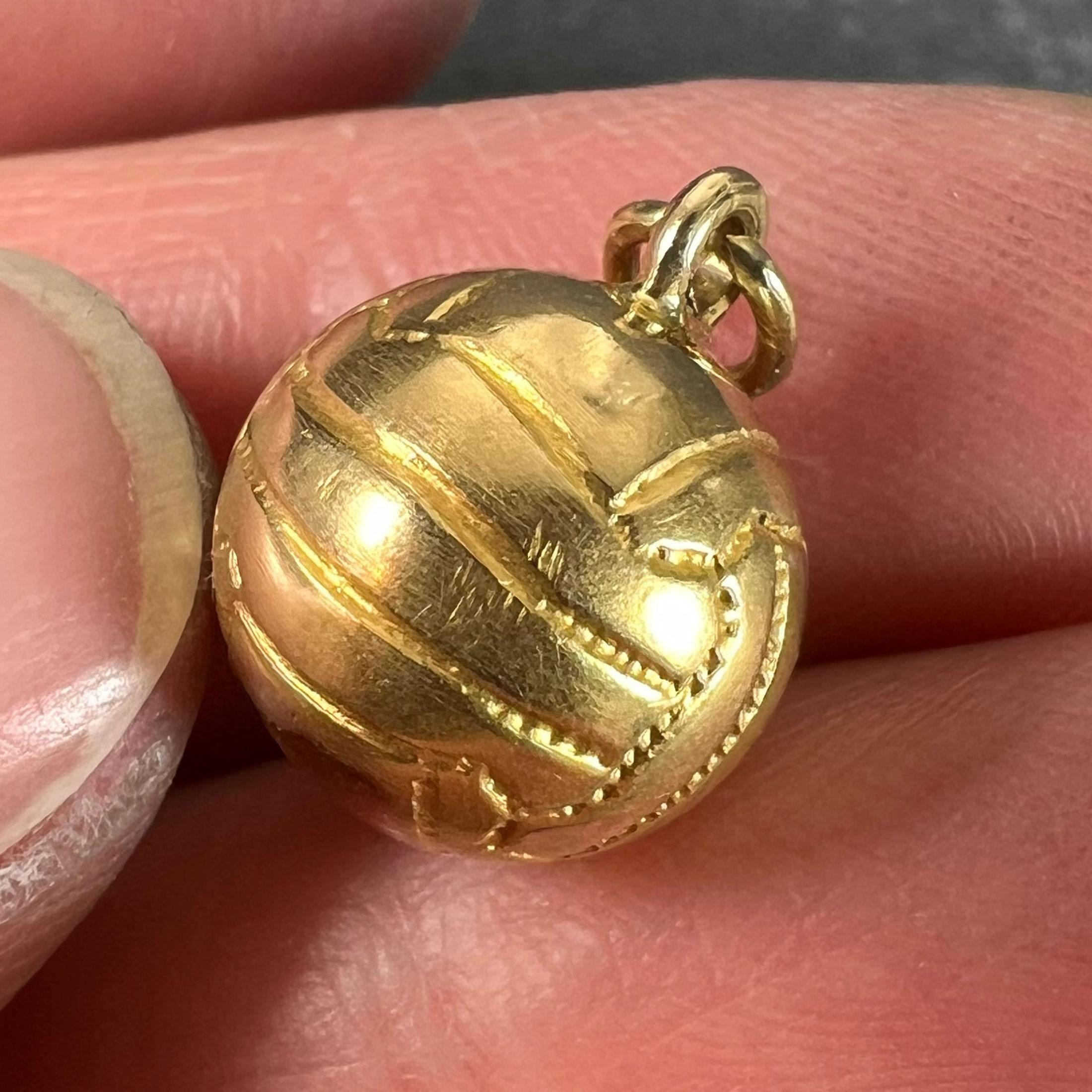 Vintage 18ct Gold Football Soccer Ball Charm Pendant en vente 1